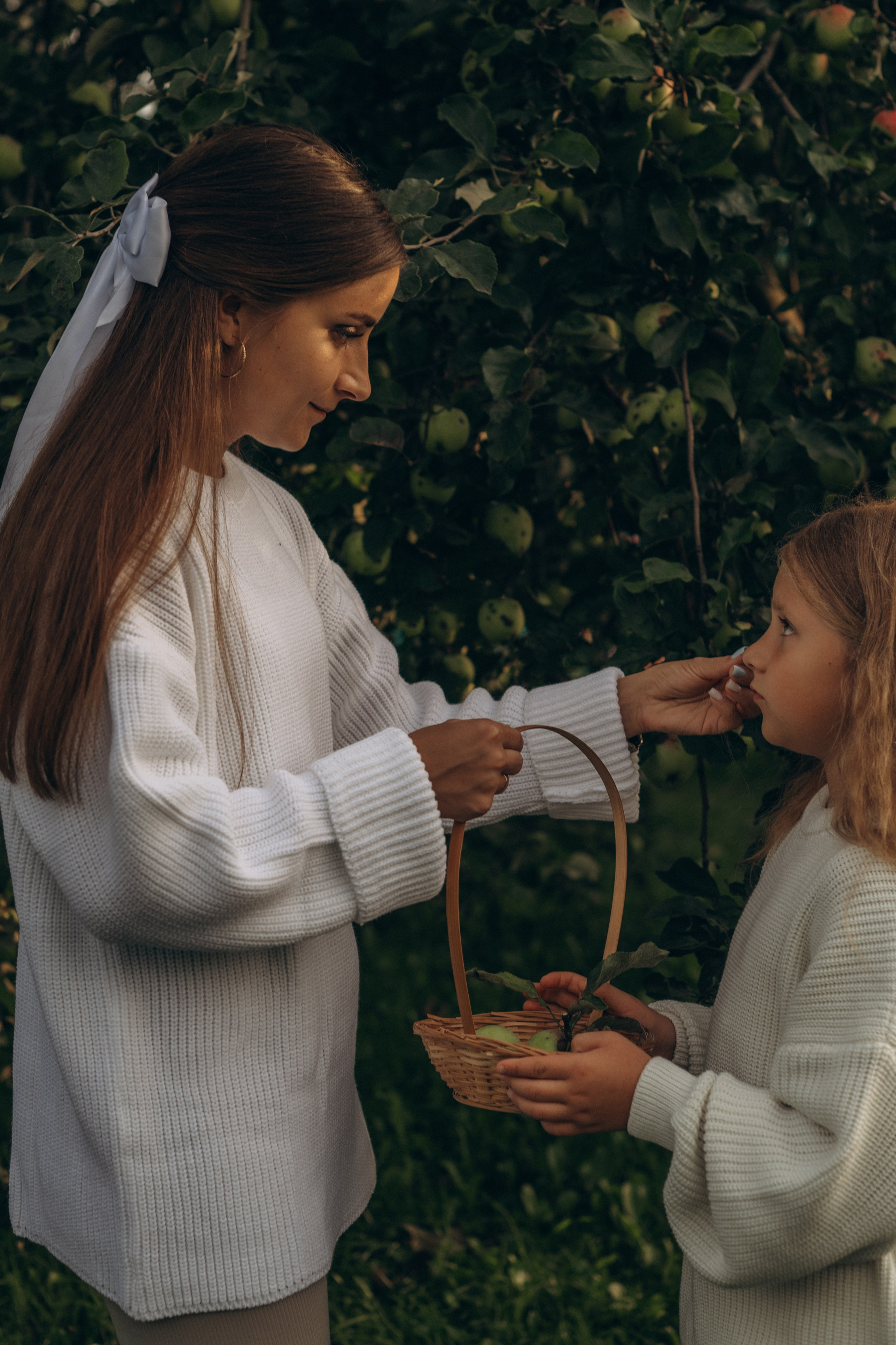 В яблоневых садах. Гаврилова Настя семейный фотограф lifestyle в Москве