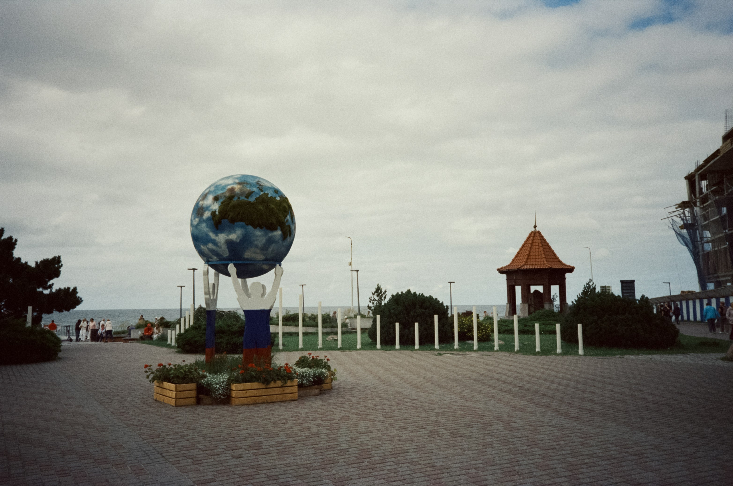 День в Зеленоградске. Суровая Балтика и пряничный кото-городок. Фотограф-документалист Мария Осокина