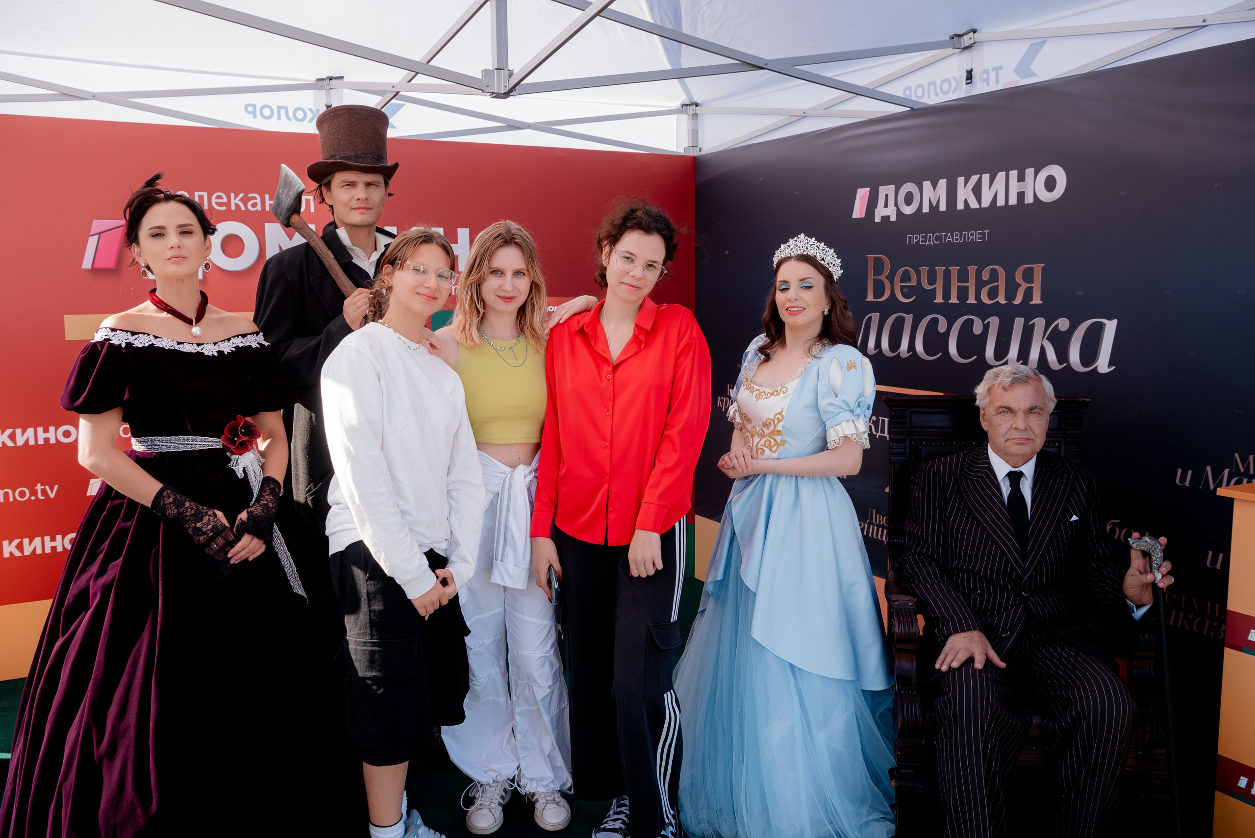 Портретные фото с артистами в палатке Триколор Дом Кинов на день города Волгоград. Фотограф в Волгограде и Волжском Александр Горбань