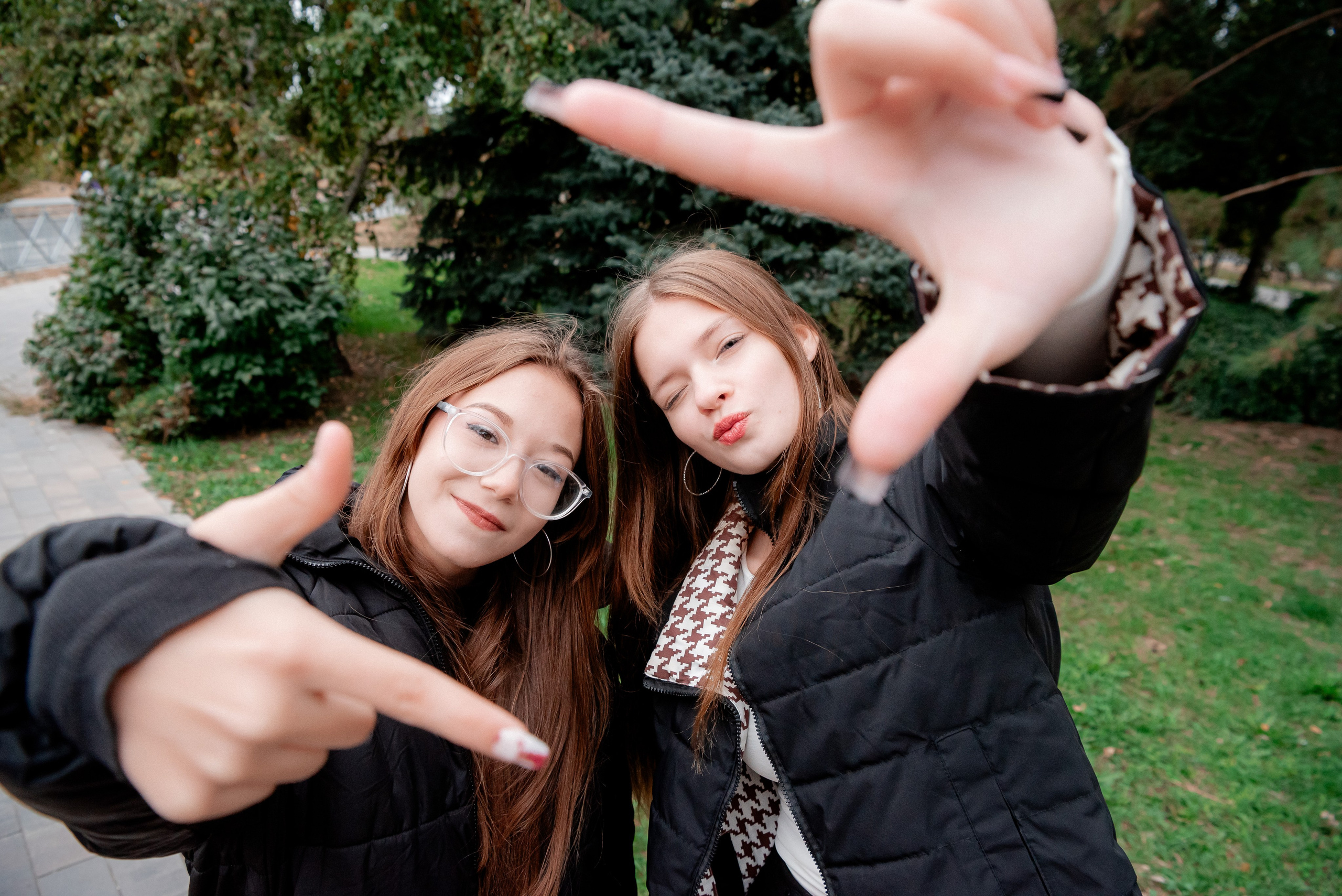 Фотосессия в парке для альбома школьники 9 класс