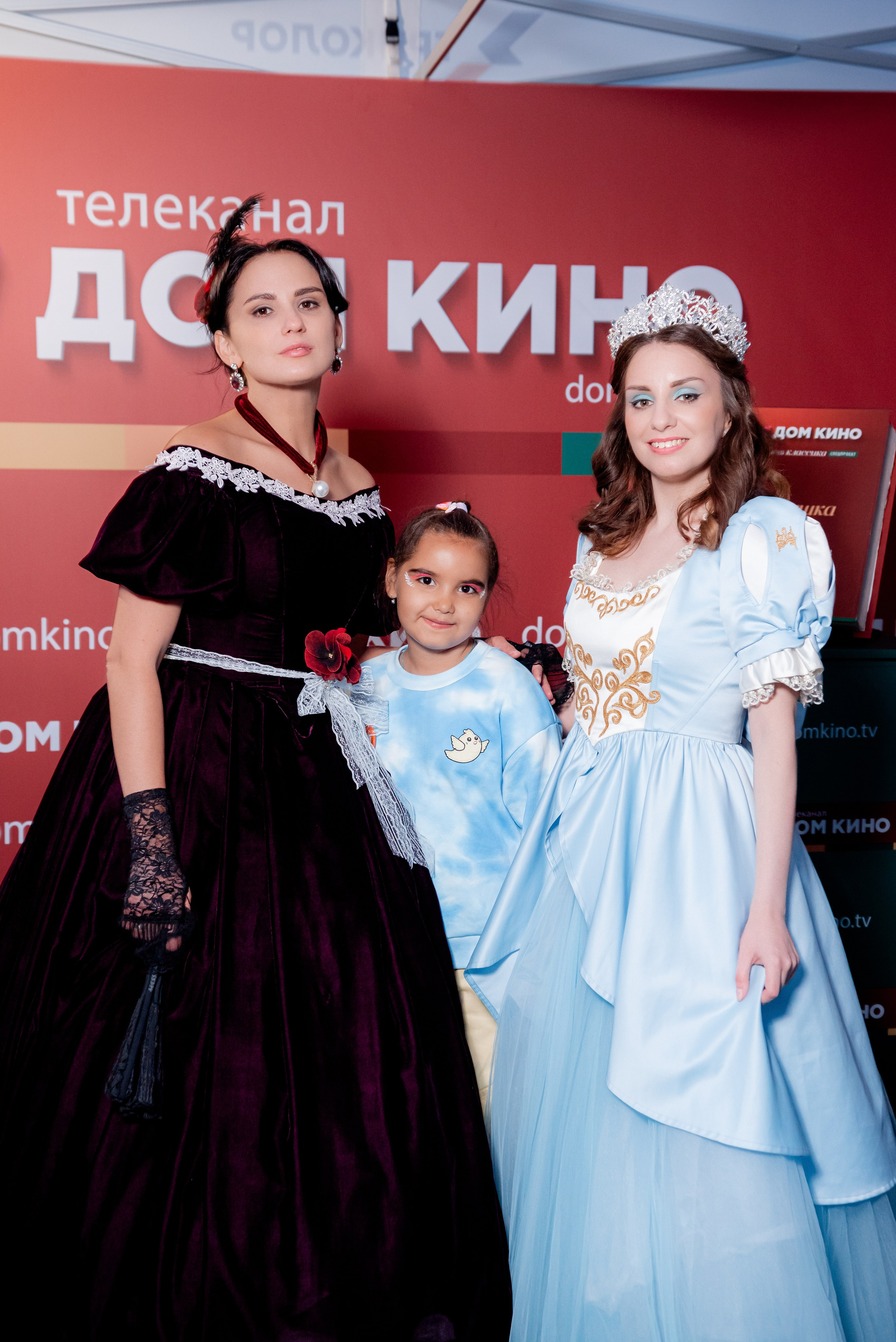 Портретные фото с артистами в палатке Триколор Дом Кинов на день города Волгоград. Фотограф в Волгограде и Волжском Александр Горбань