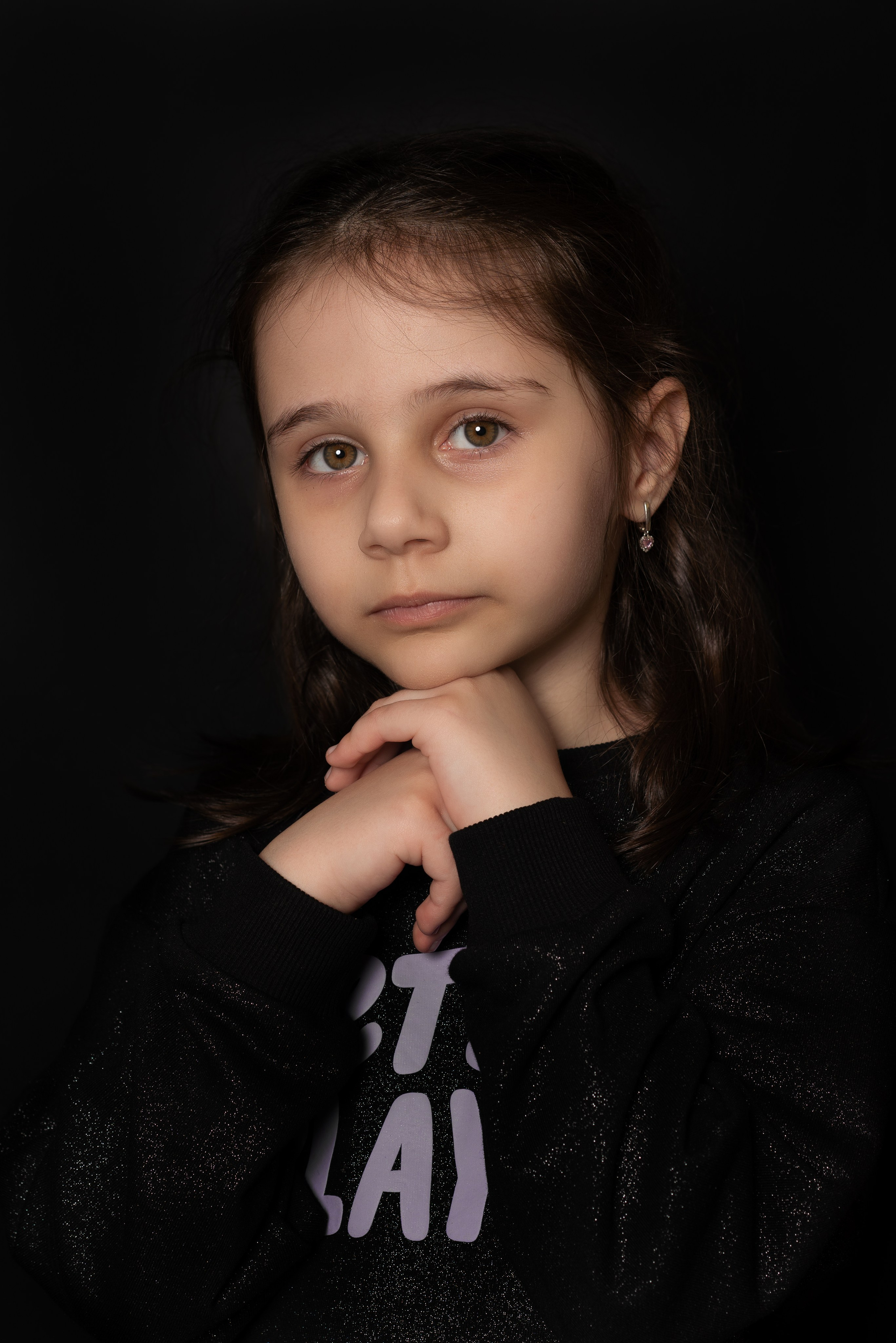 Детский сад, портреты на чёрном фоне. Фотограф Шунова Саша