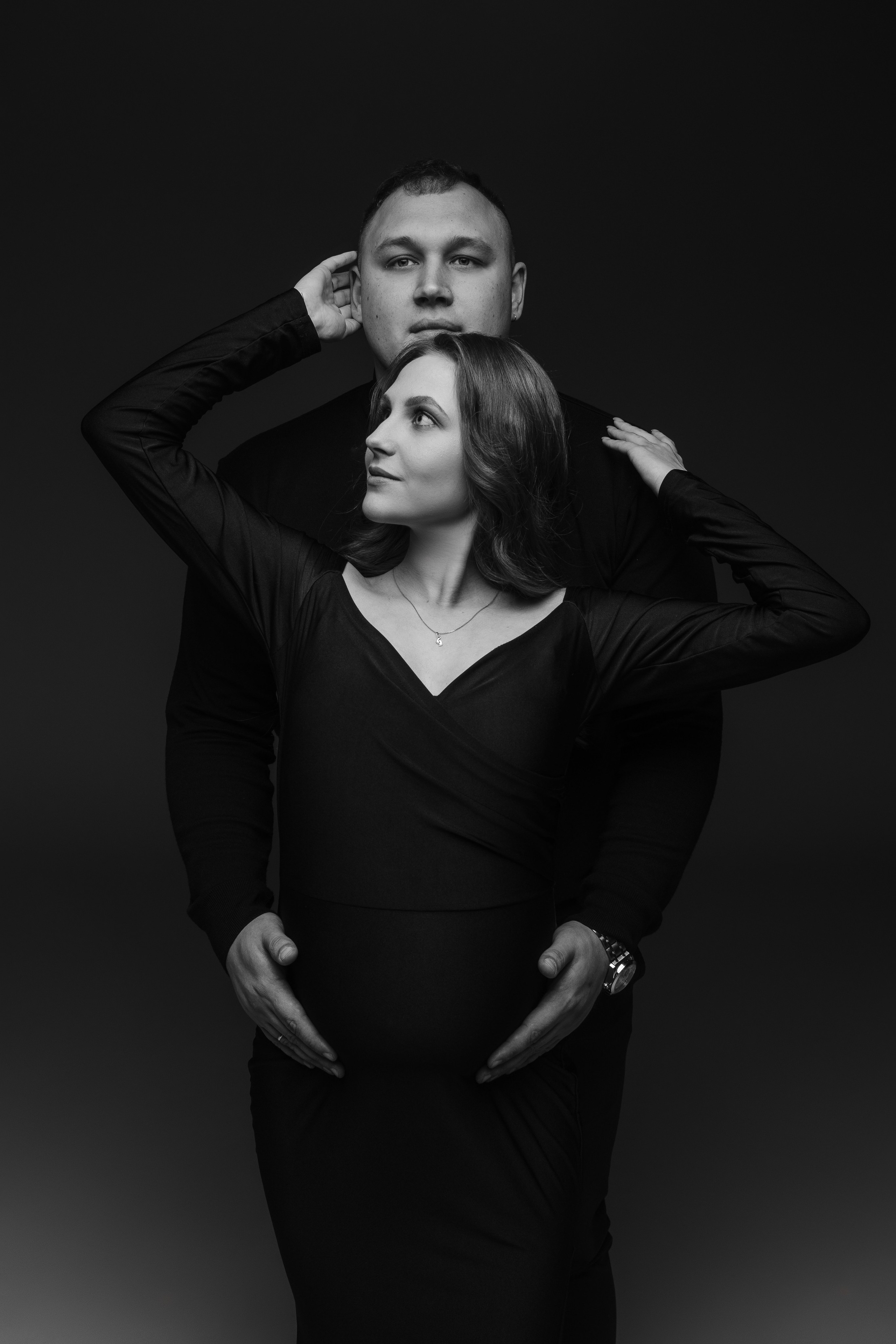 Съёмка беременности с партнёром, объятия и ожидание малыша, фотограф Красноярск