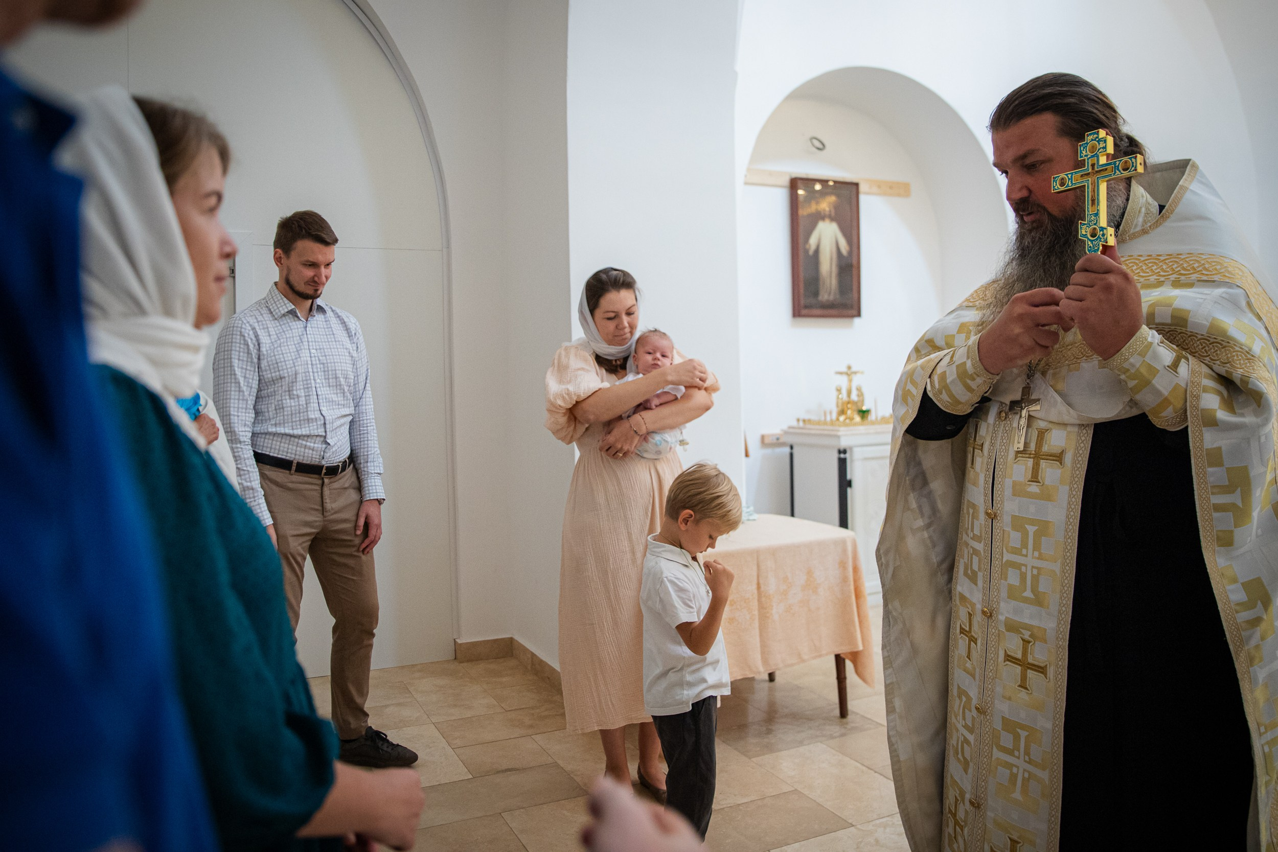 Фотосъемка крещения маленького мальчика в храме города Москвы. Семейный и школьный фотограф в Москве Анна Ткач