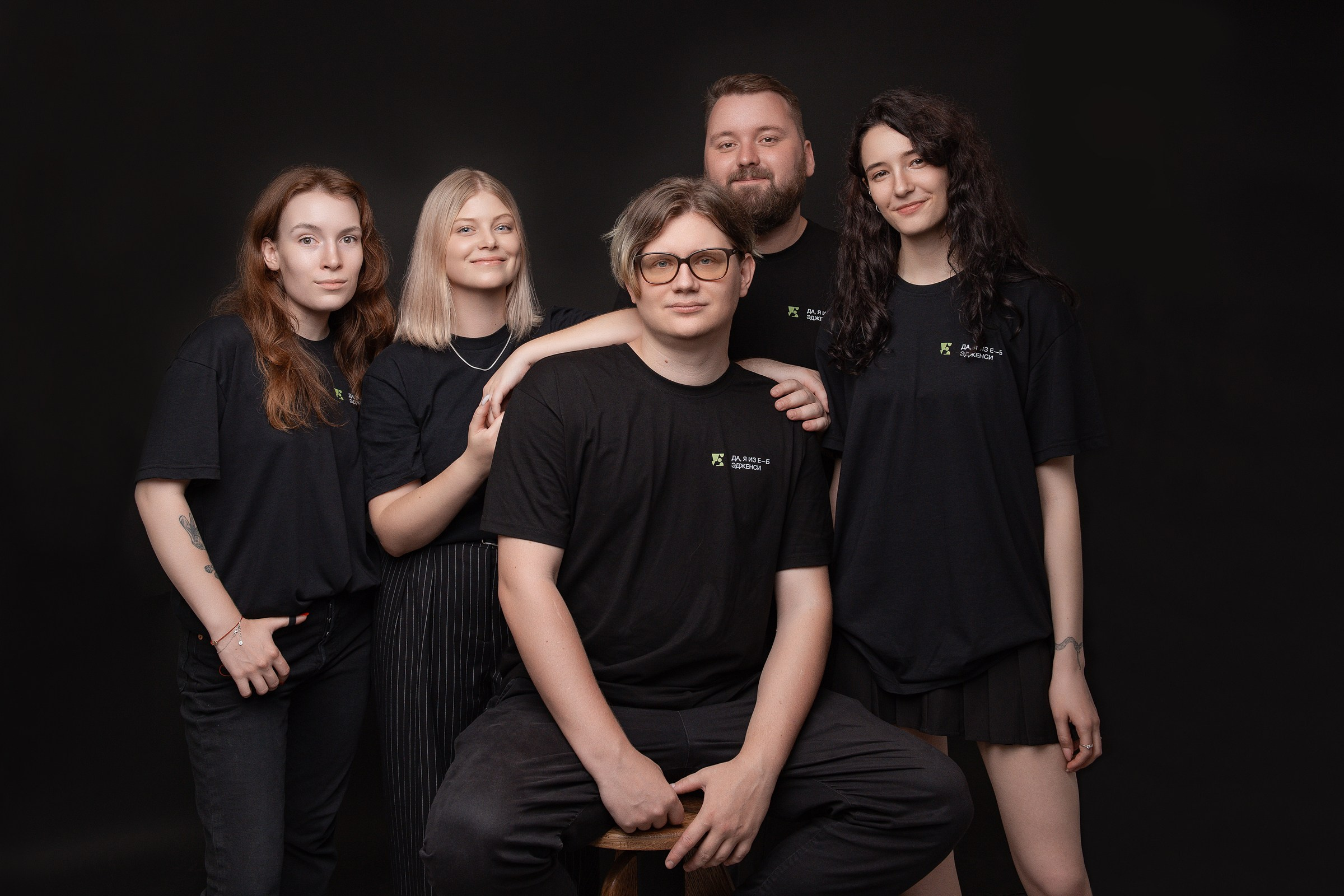 Съёмка сотрудников для сайта, портретная съёмка на чёрном или белом фоне, контент съёмка