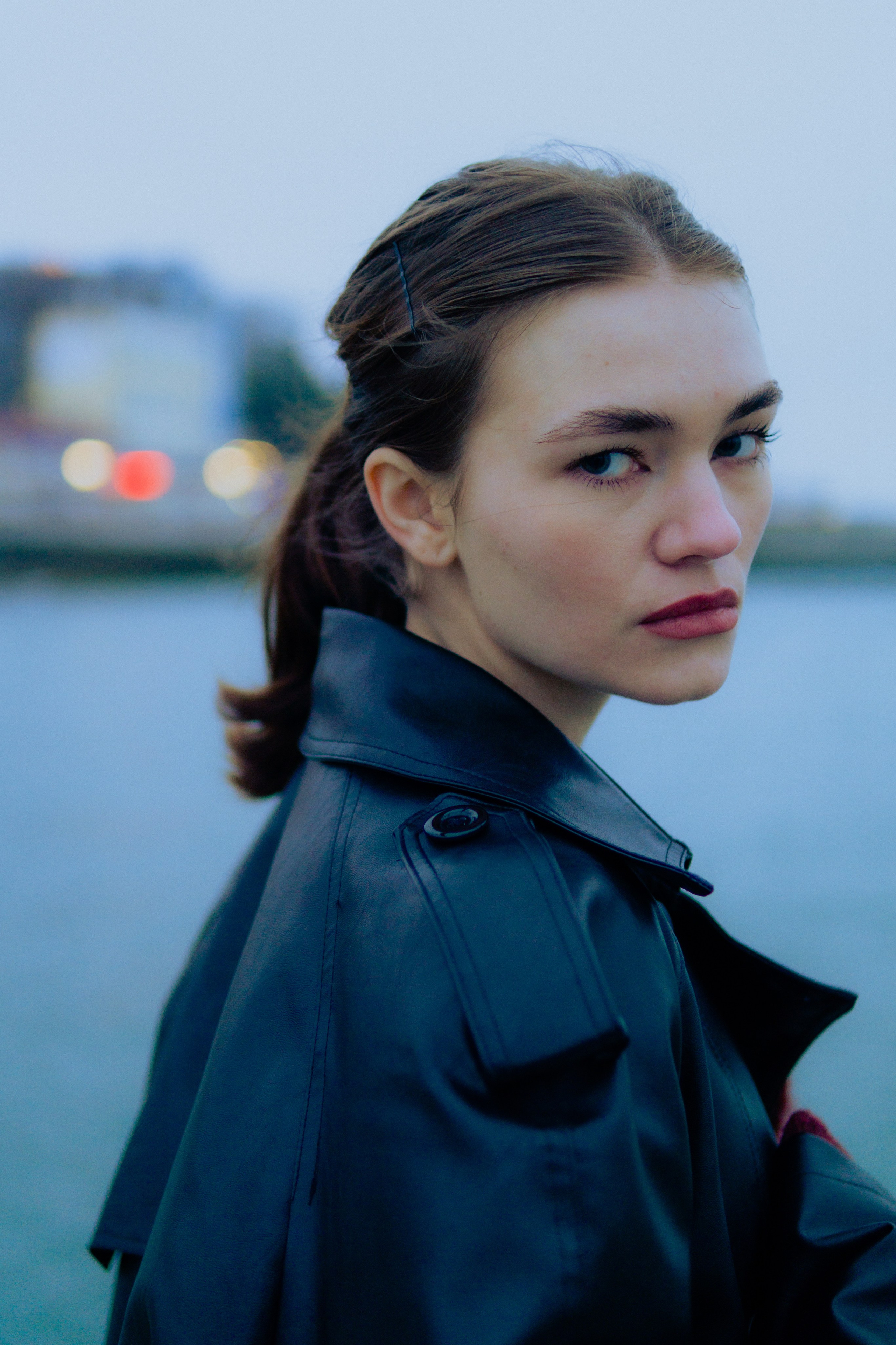 Туманным вечером у моря. Главная