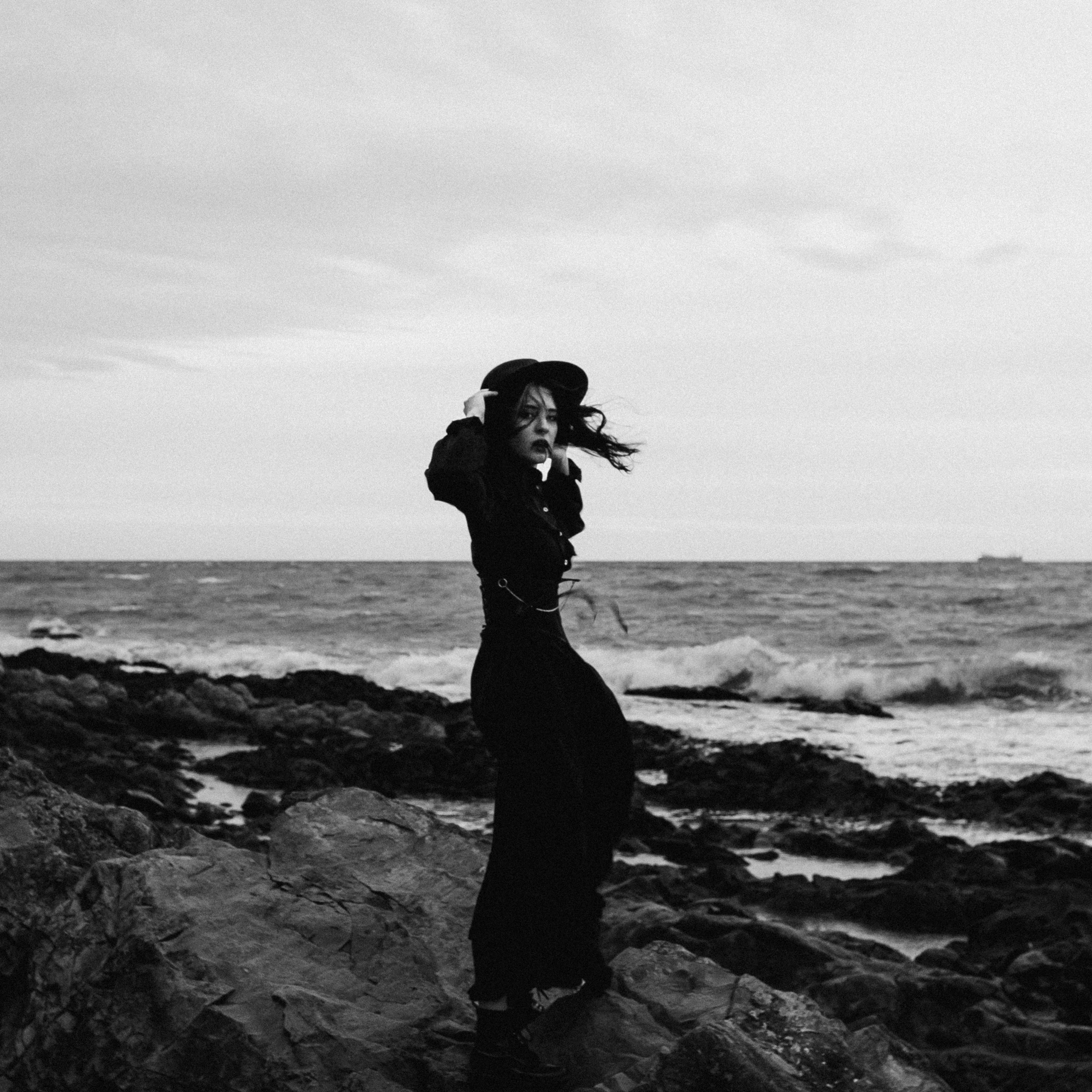 Съёмка у моря с оленьими рогами