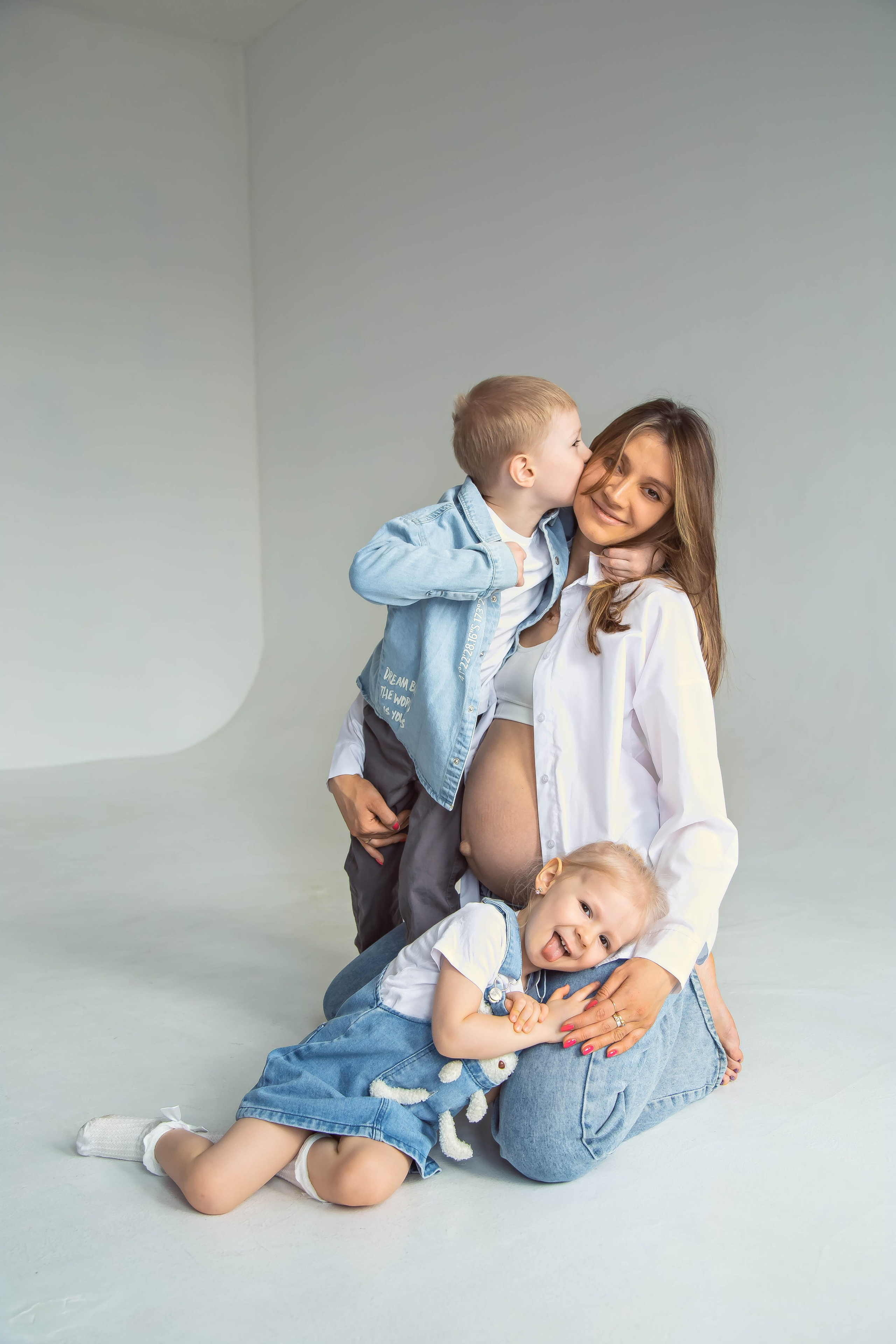 Семейная фотосессия в студии в Москве. Семейный фотограф в Москве Влада Лунина