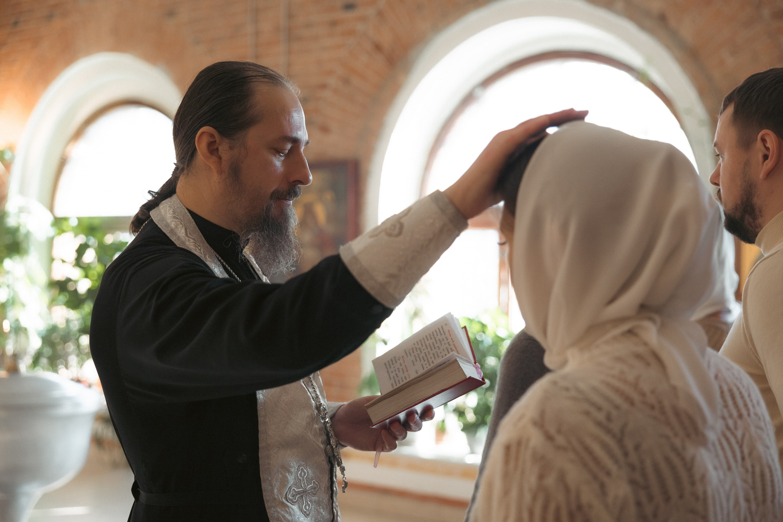 Крещение Михаила. Собор Всемилостивого Спаса Скорбященского монастыря. Фотограф на роды в Москве. Фото и видео родов. Фотопроект «Продолжение рода»