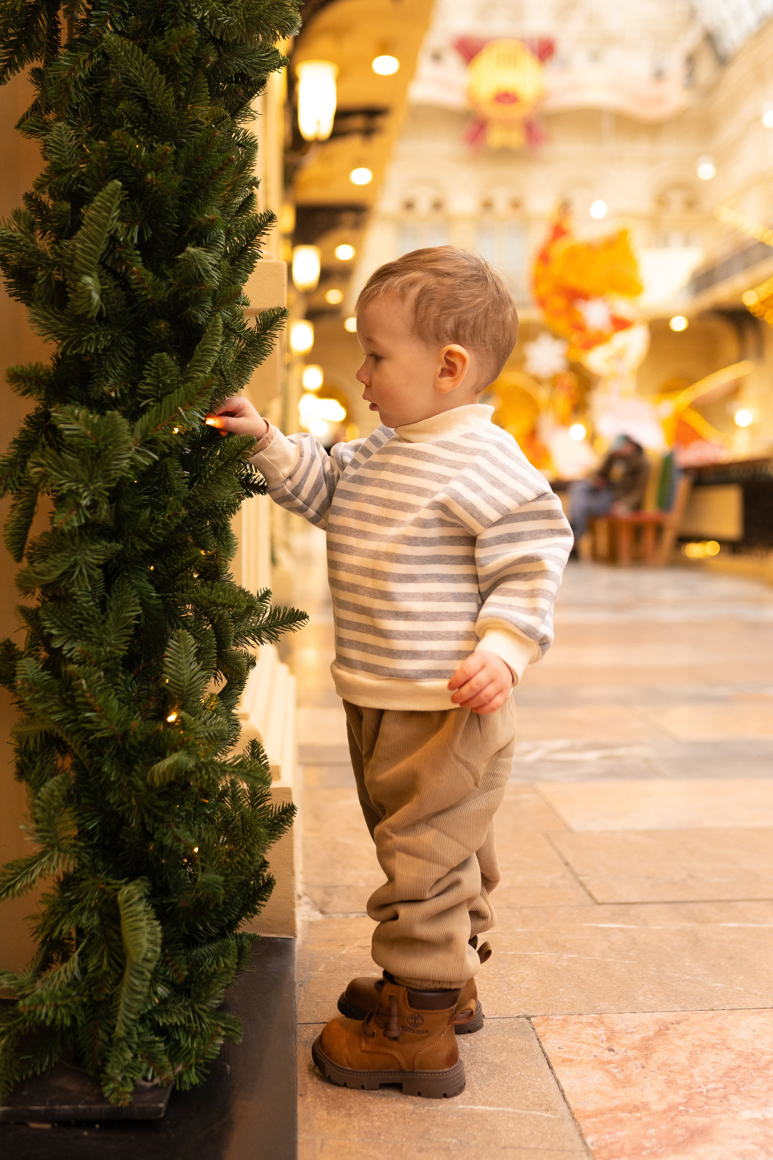 Павел, Егор и Наталия на ГУМ Ярмарке. Свадебный фотограф в Москве Анна Полушина
