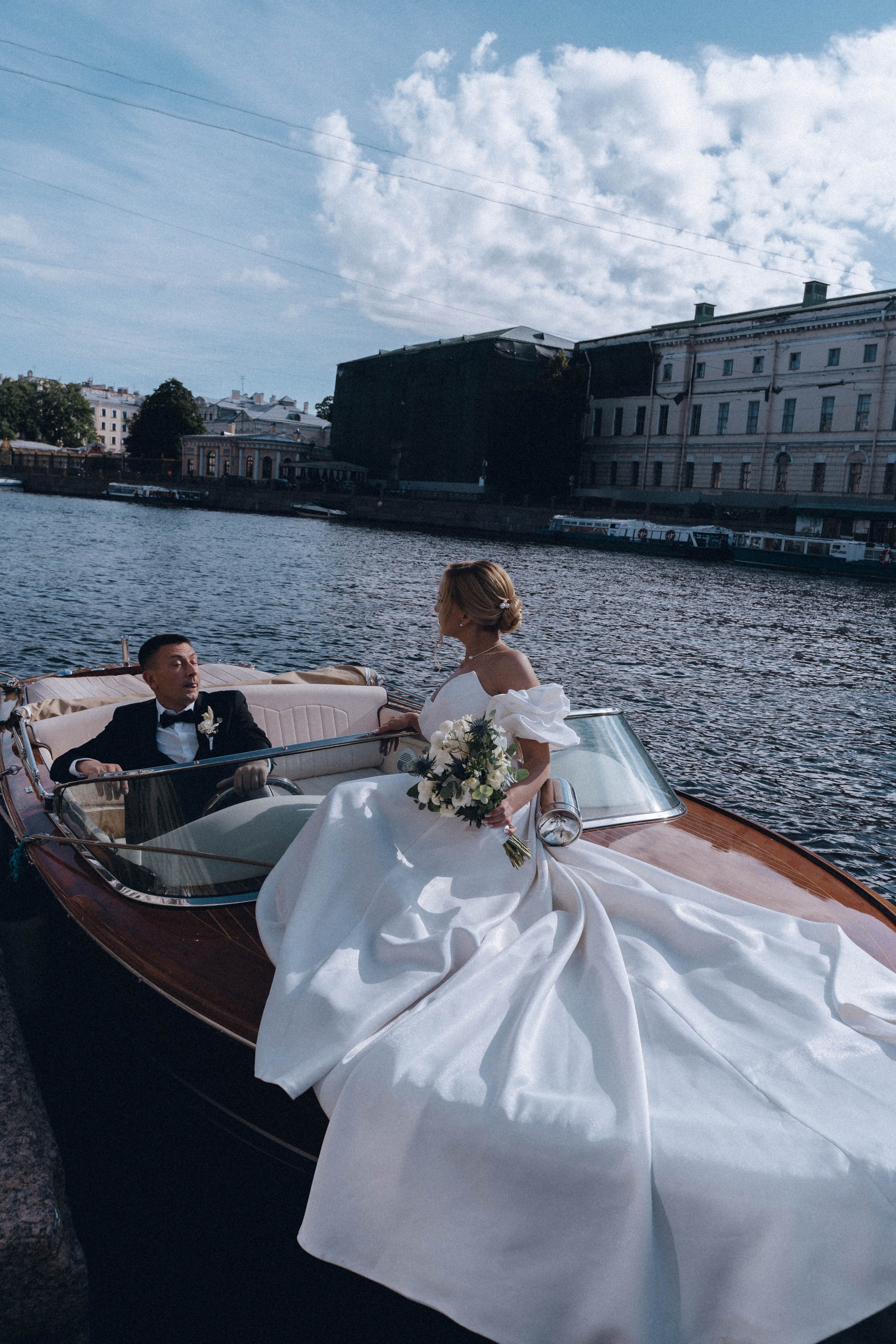 СВАДЕНБНАЯ СЬЕМКА НА КАТЕРЕ ПО КАНАЛАМ САНКТ-ПЕТЕРБУРГА И В АКВАТОРИИ НЕВЫ. Профессиональный фотограф, Санкт-Петербург — Виктория Богомолова