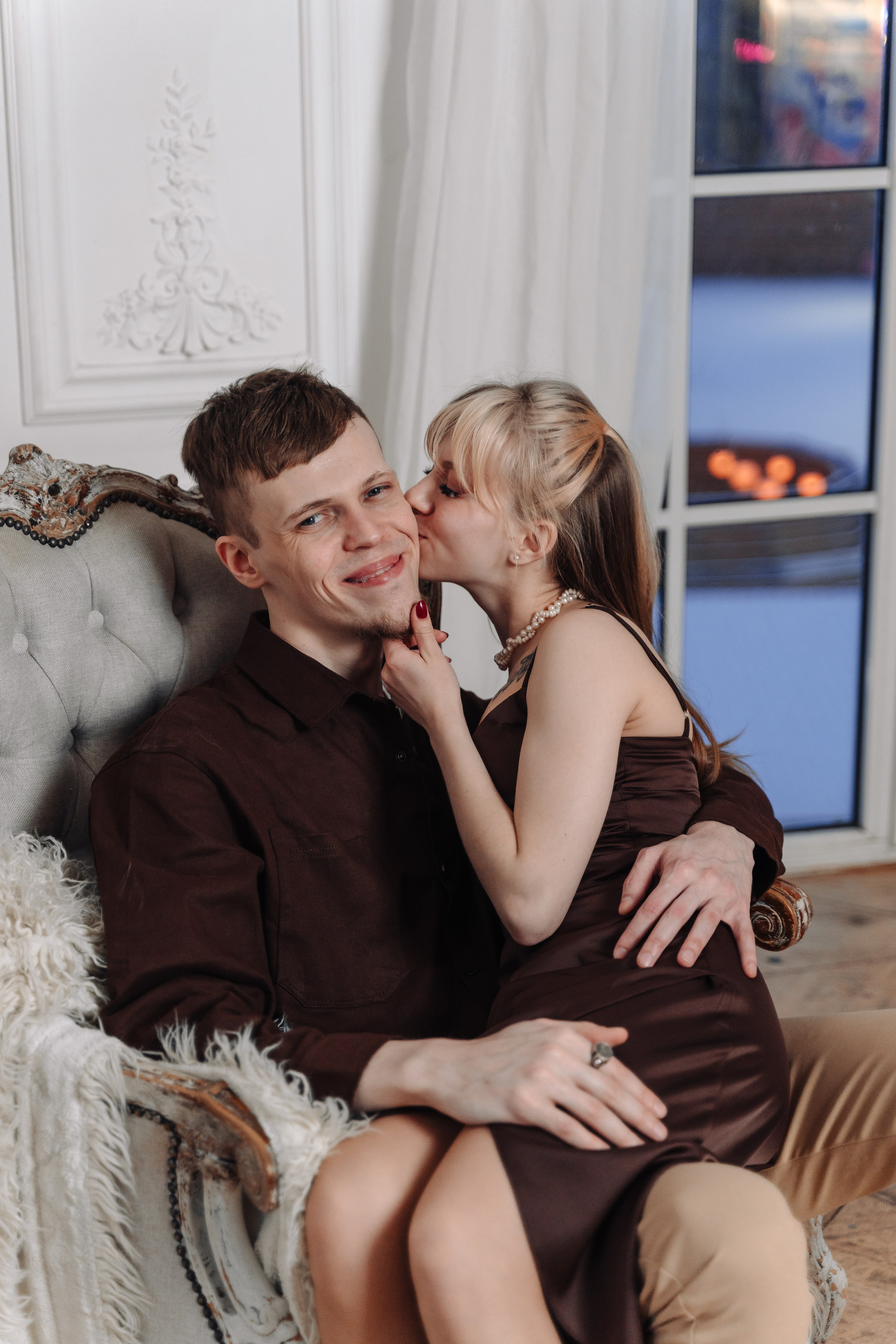 Зимняя фотосессия лавстори с предложением руки и сердца в фотостудии