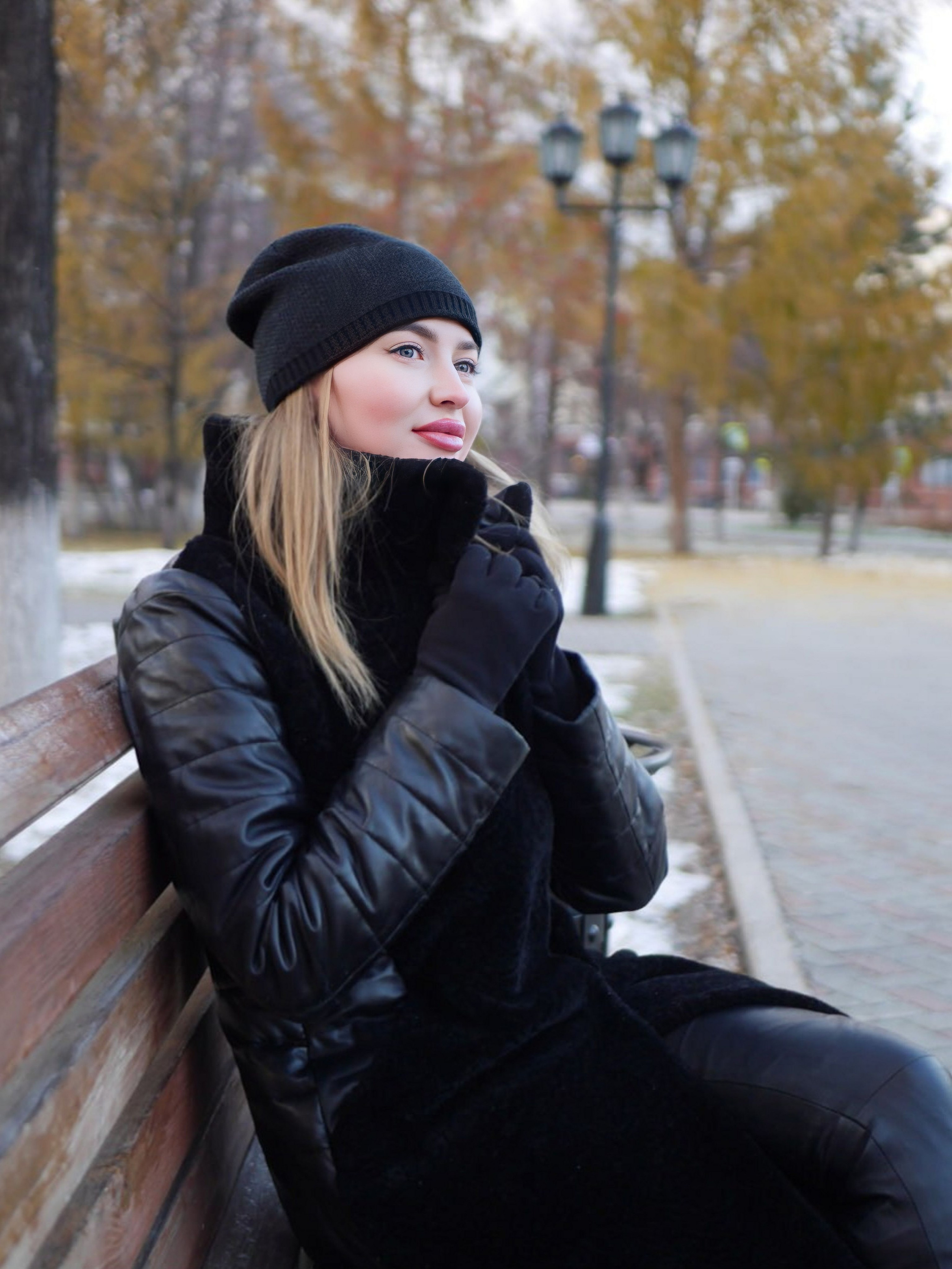 портрет девушки на скамейке