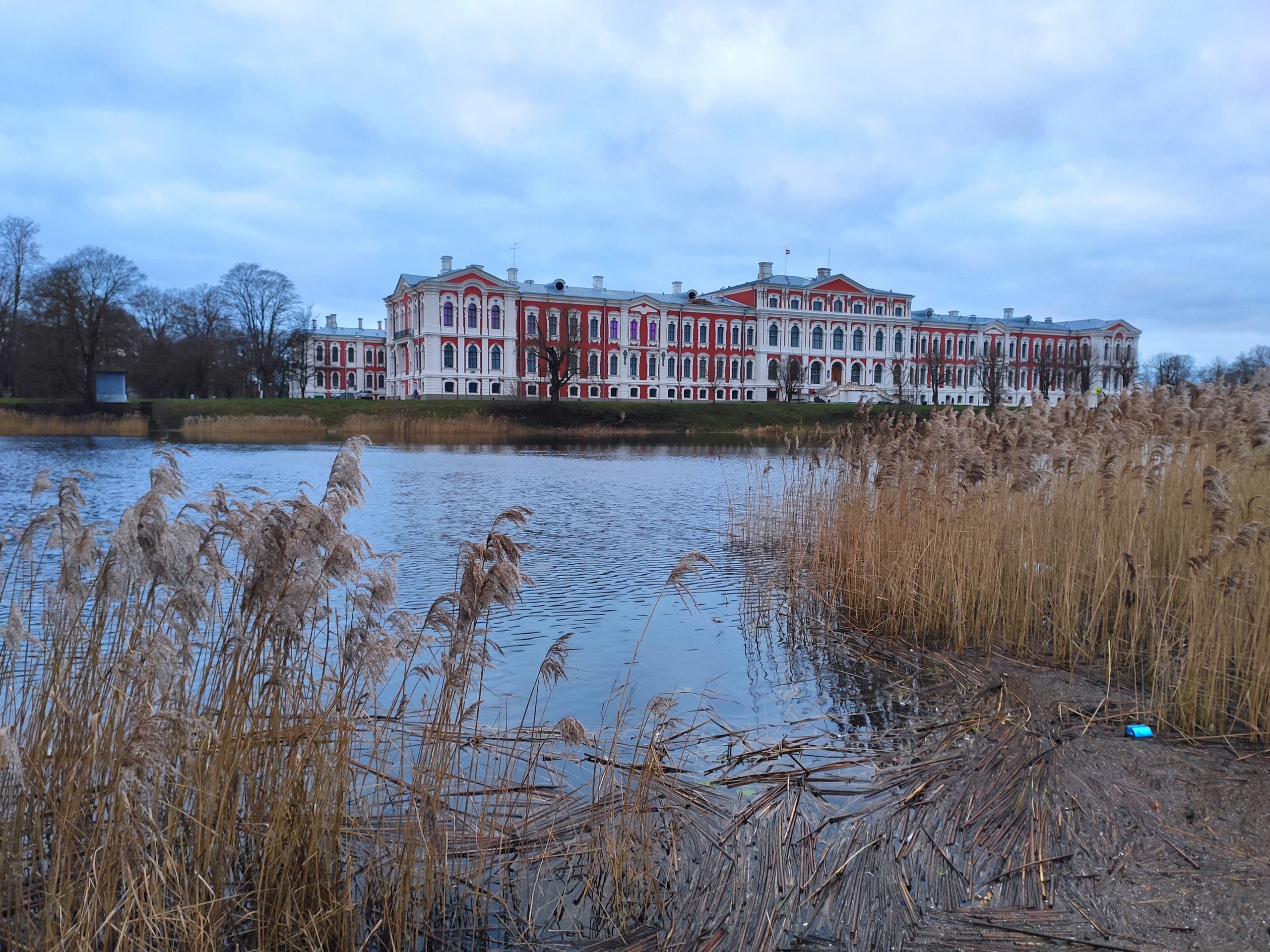 Погуляли вокруг, поснимали дворец со всех сторон