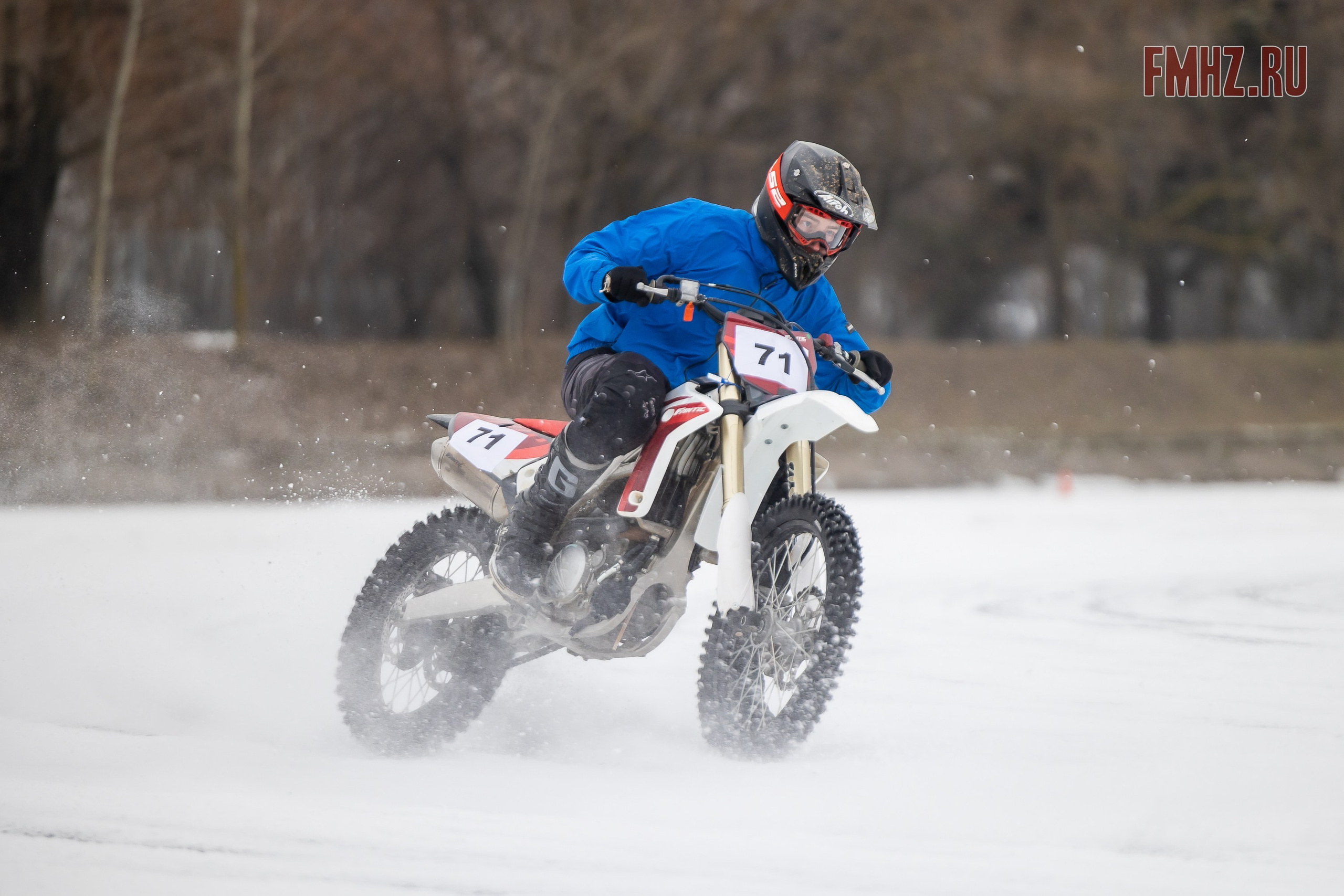 Первый этап Кубка МФР по мотокроссу на льду Большого Крылатского пруда в Москве. 8 февраля 2025 г. Фотограф Владимир Охрименко