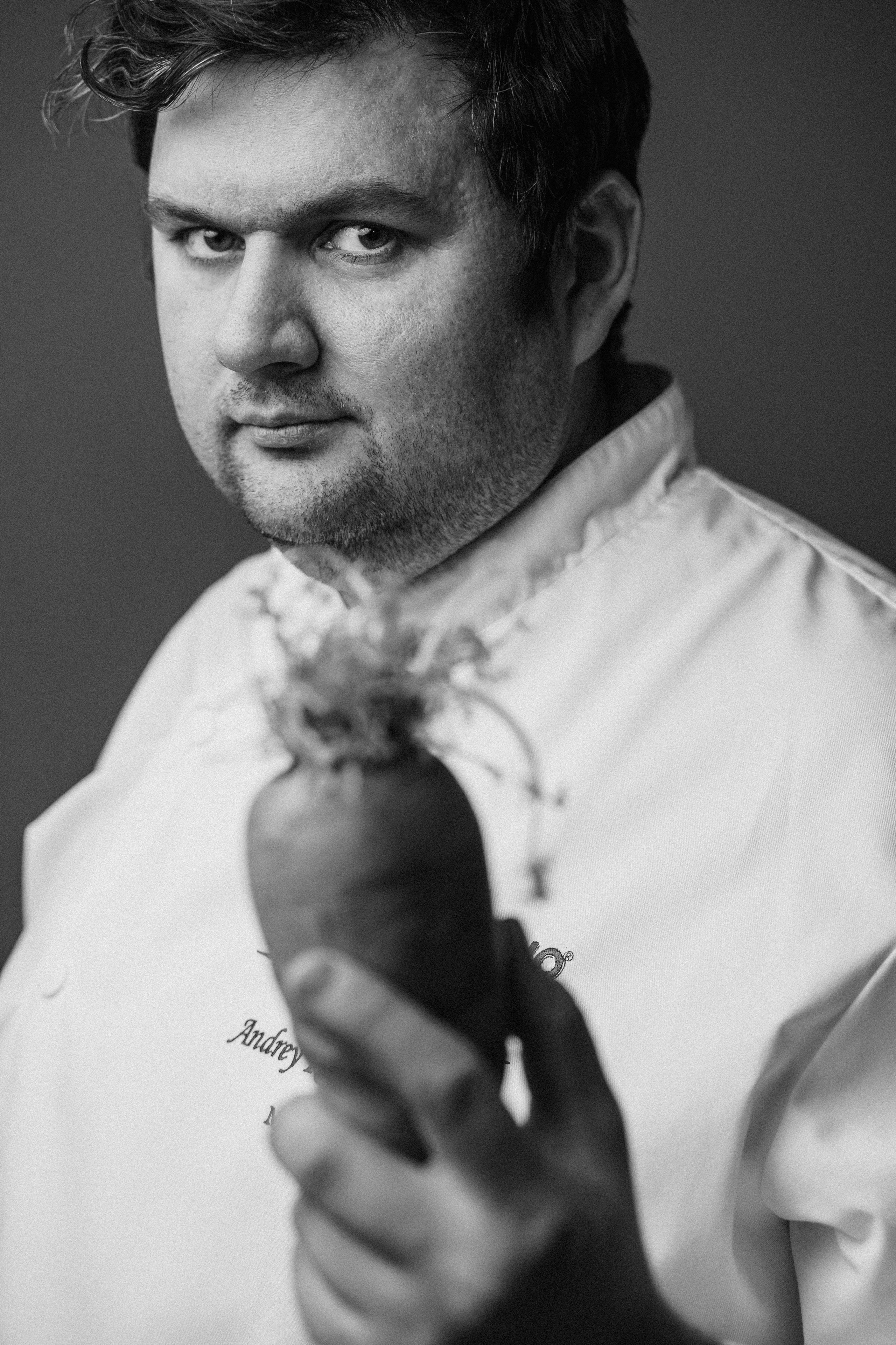 Фото команды у стойки — презентация сервиса и атмосферы ресторана.