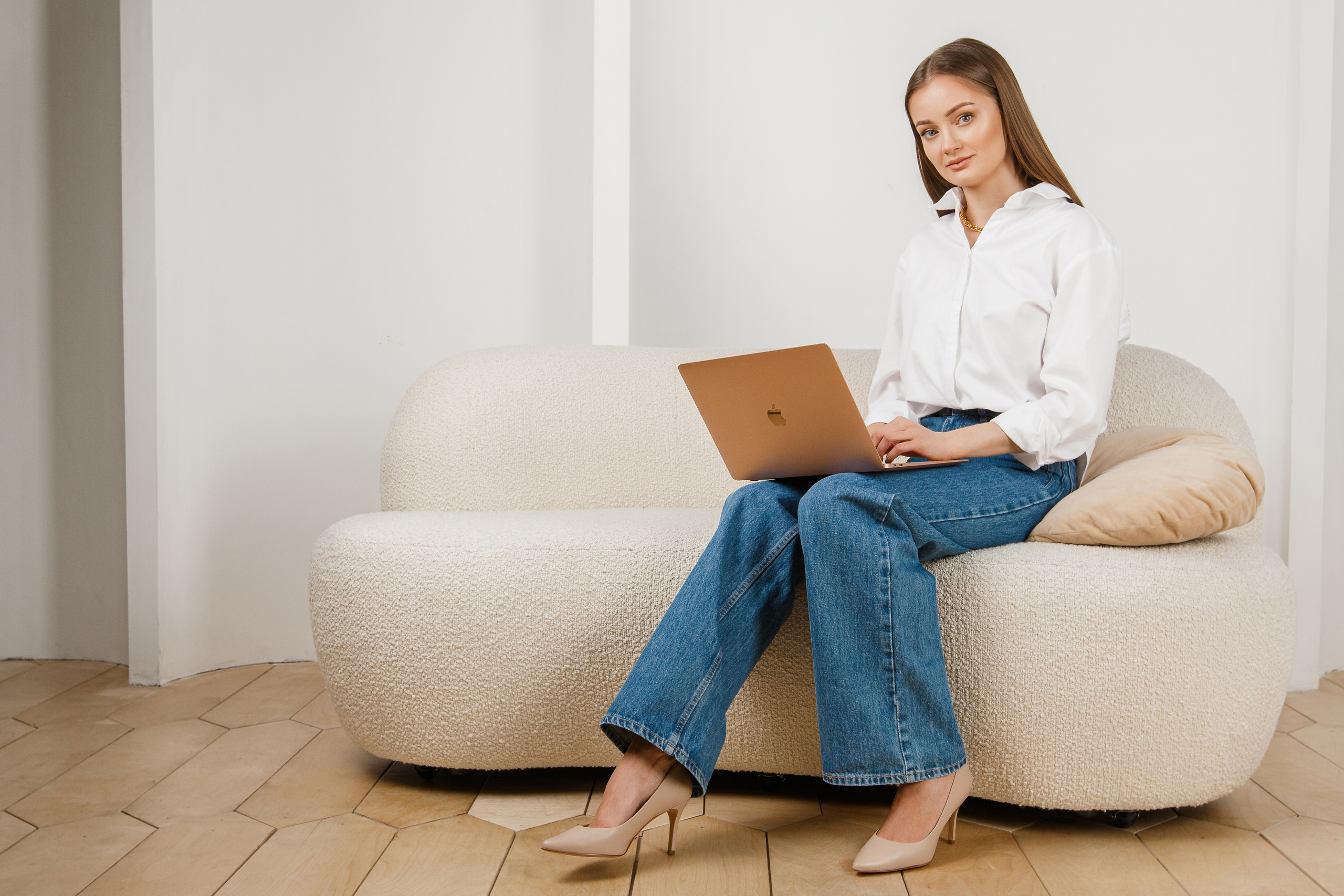 Девушка на диване с ноутбуком