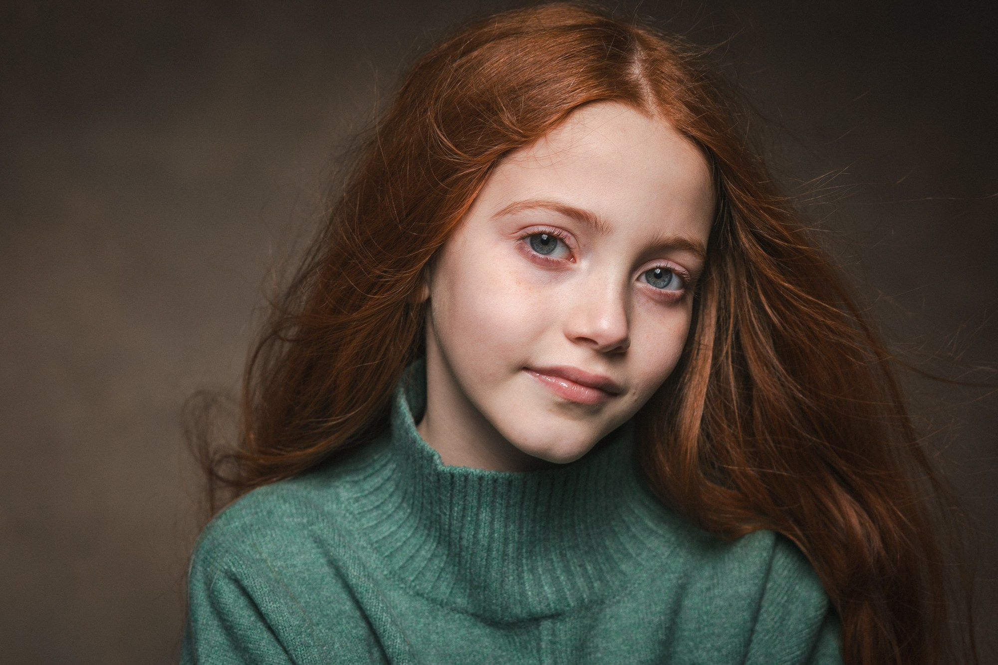 портрет рыжей девочки с веснушками
