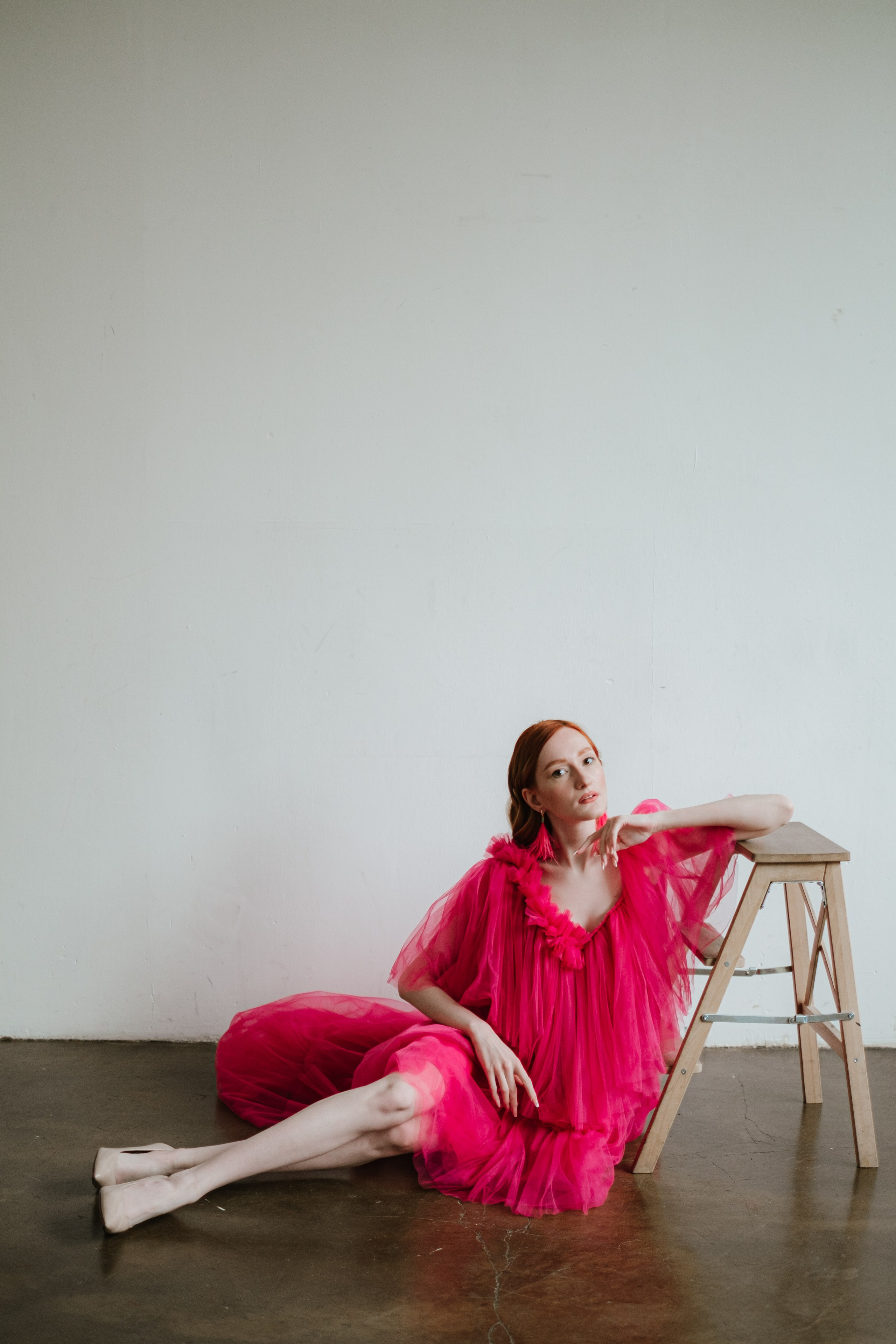 Студийная фотосессия в Москве, с красивым платьем цвета фуксии