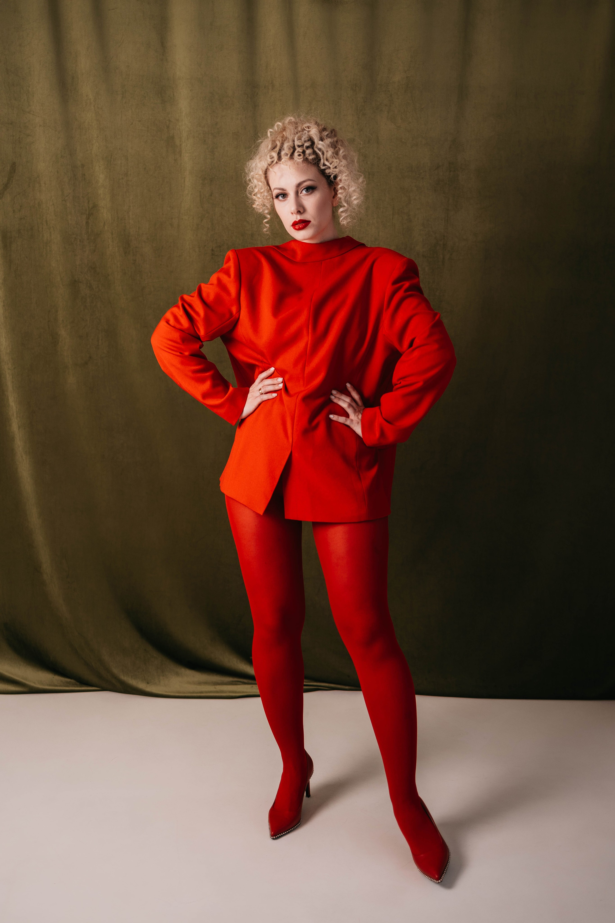 Ира в красном. Фотостудия Cute_photostudio в Твери. Фотограф в Твери Лагодная Яна