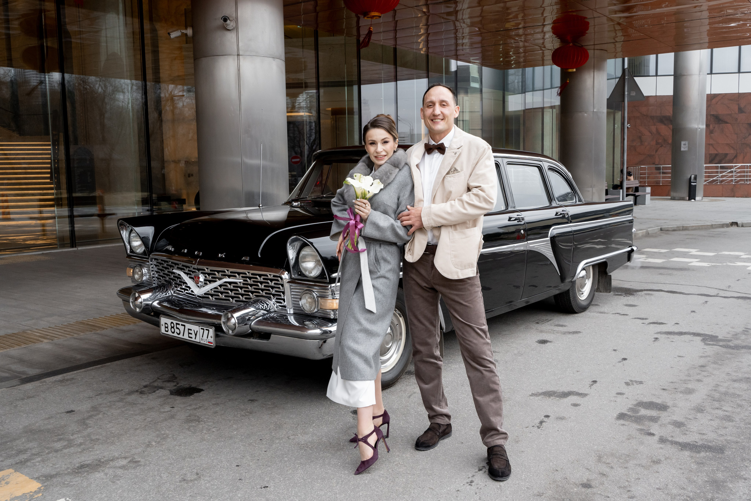 Свадебный фотограф в Москве. Свадебный фотограф Видное, Бутово, Домодедово, Щербинка, Царицыно. Свадебная фотосессия и сборы невесты в отеле Soluxe. Регистрация брака во дворце бракосочетания ВДНХ. Свадьба на ВДНХ. Свадебная фотосессия с ретро автомобилем Чайка. 