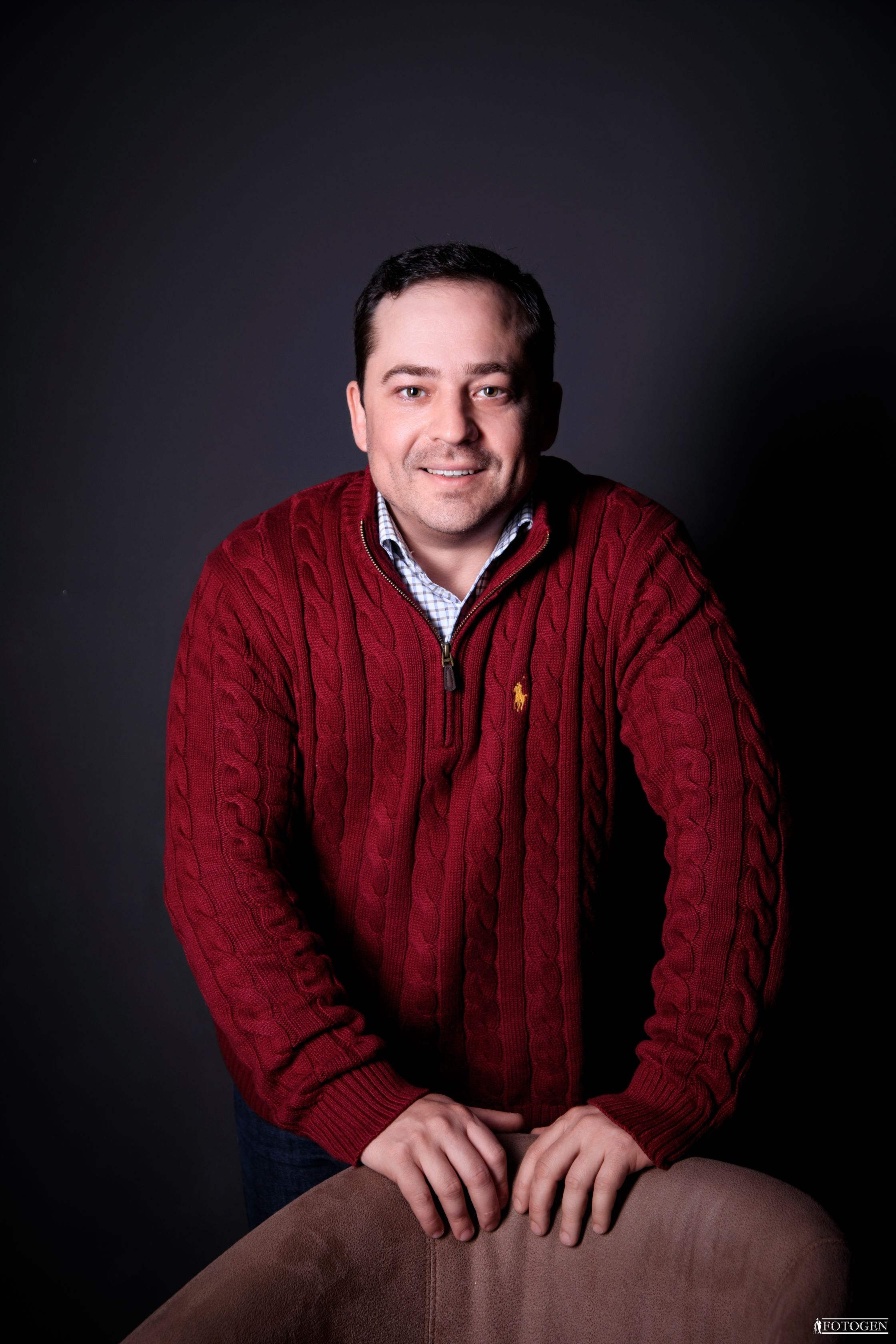 Профессиональная мужская фотосессия в Fotogen: Ваша история в кадре. Интерьерная фотостудия FOTOGEN г. Краснодар