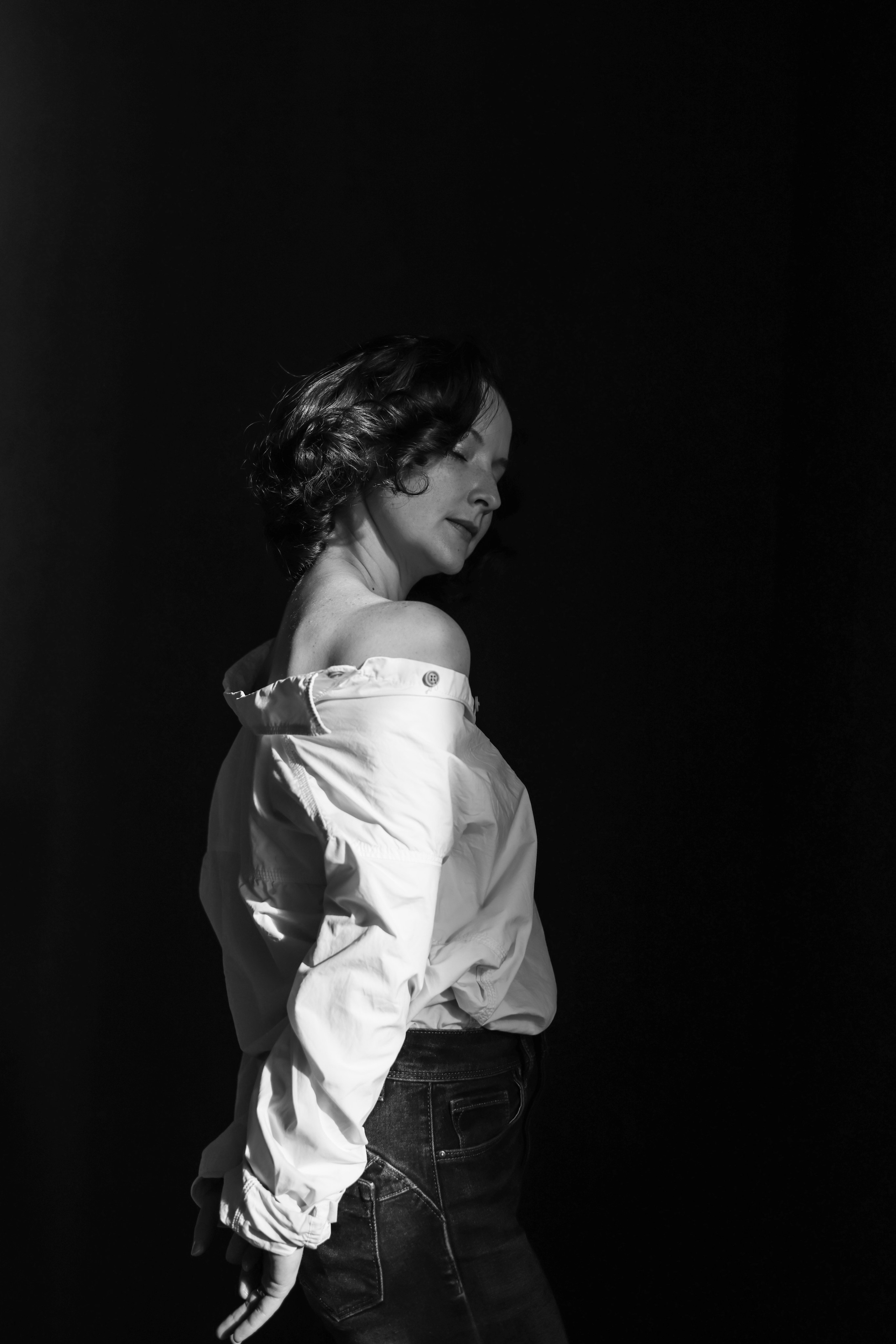 Сьемка в студии, брюнетка на темном фоне Фотограф - Мэри Маршания