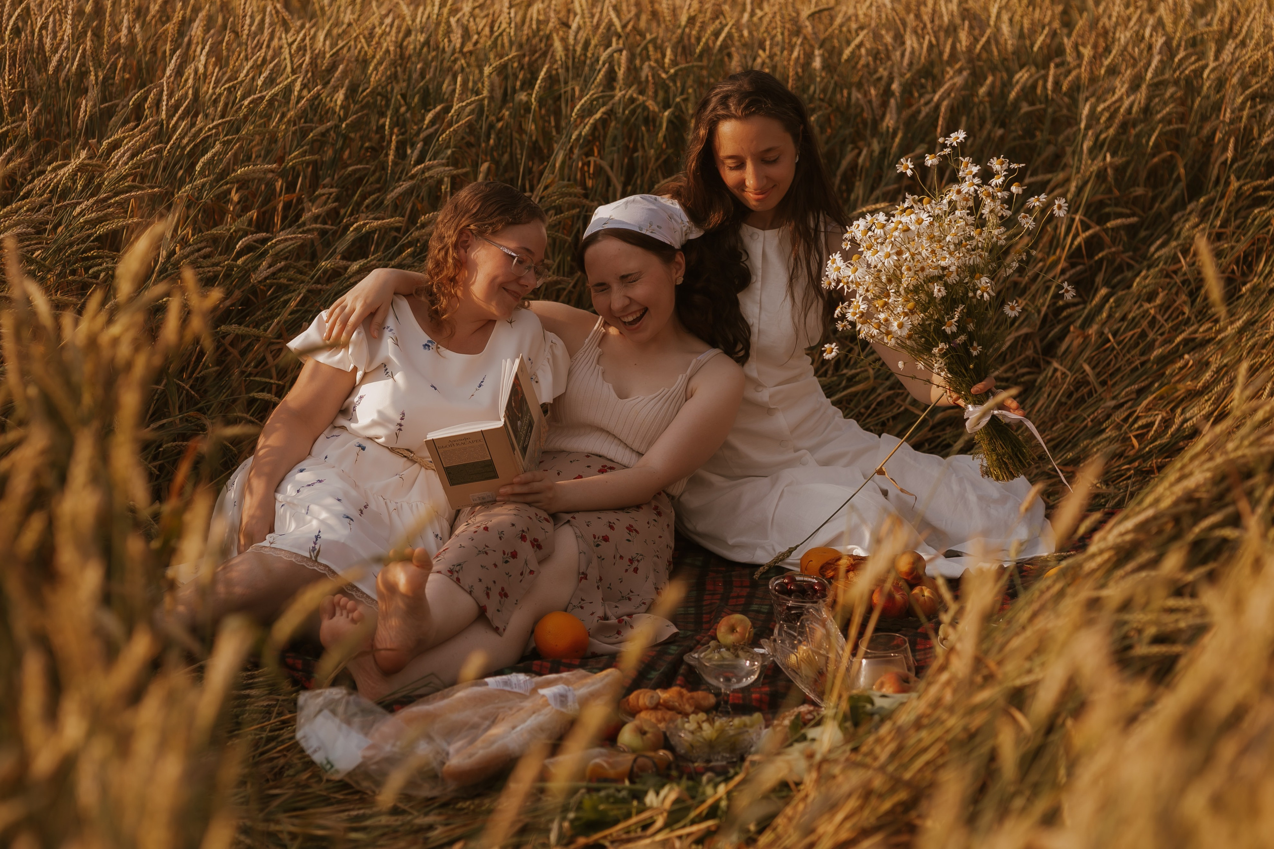 Фотосессия девушек подружек в поле. Свадебный и репортажный фотограф в Ярославле и Санкт-Петербурге Роман Микрюков