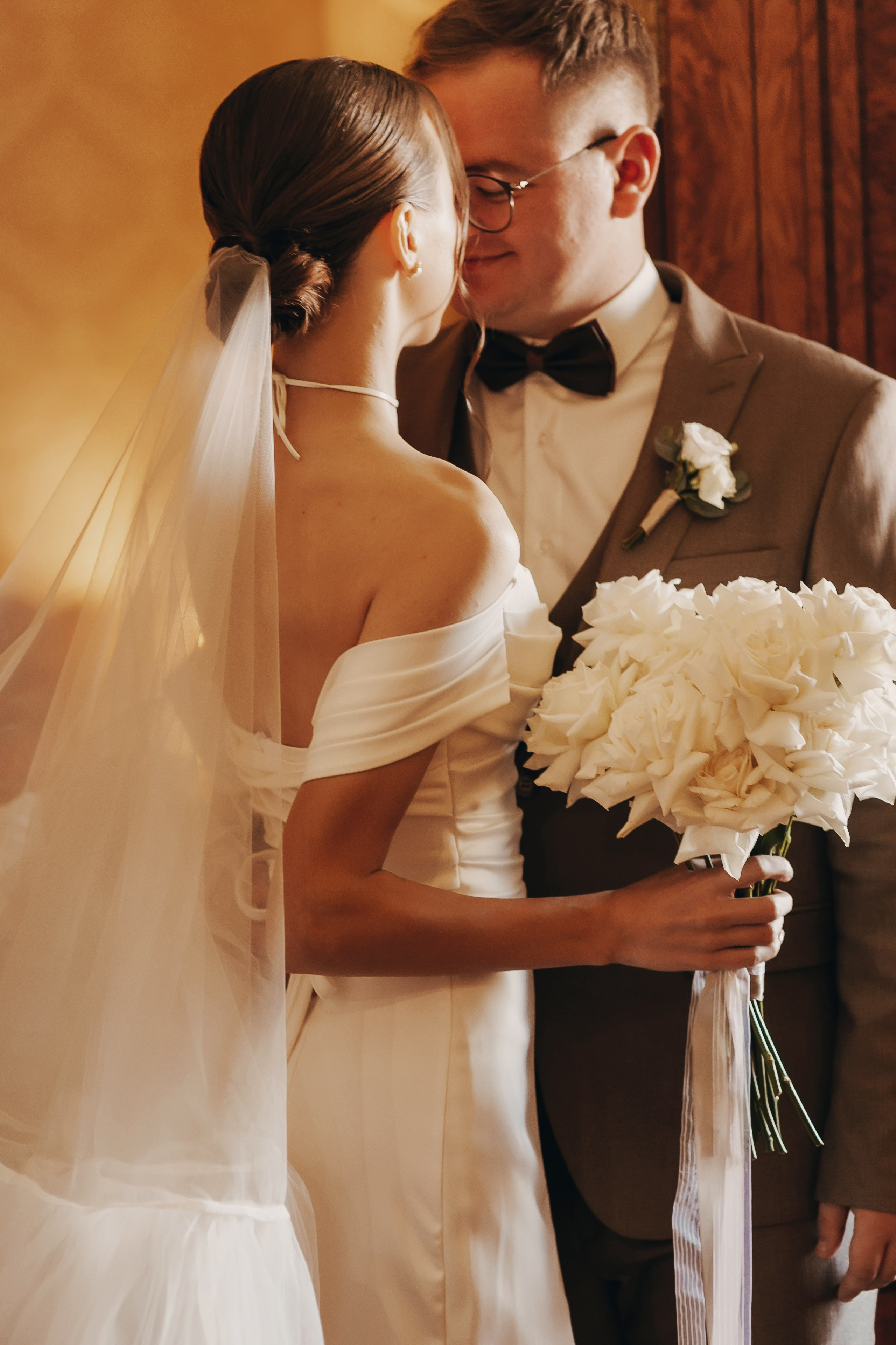 Свадебная фотосессия Ивана и Лидии в отеле и городе. Свадебный и репортажный фотограф в Ярославле и Санкт-Петербурге Роман Микрюков