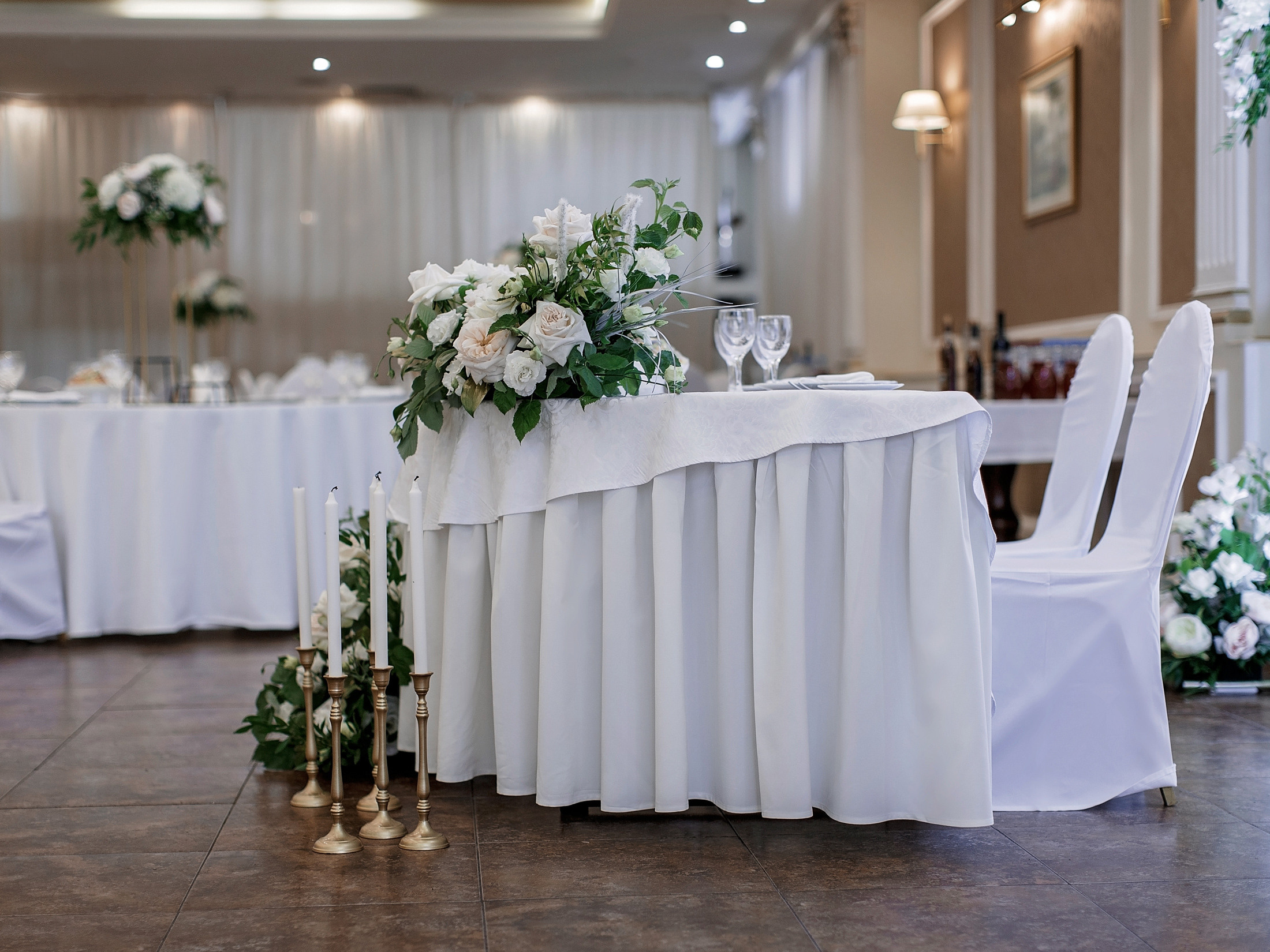 Свадебное оформление в отеле Бородино живыми цветами