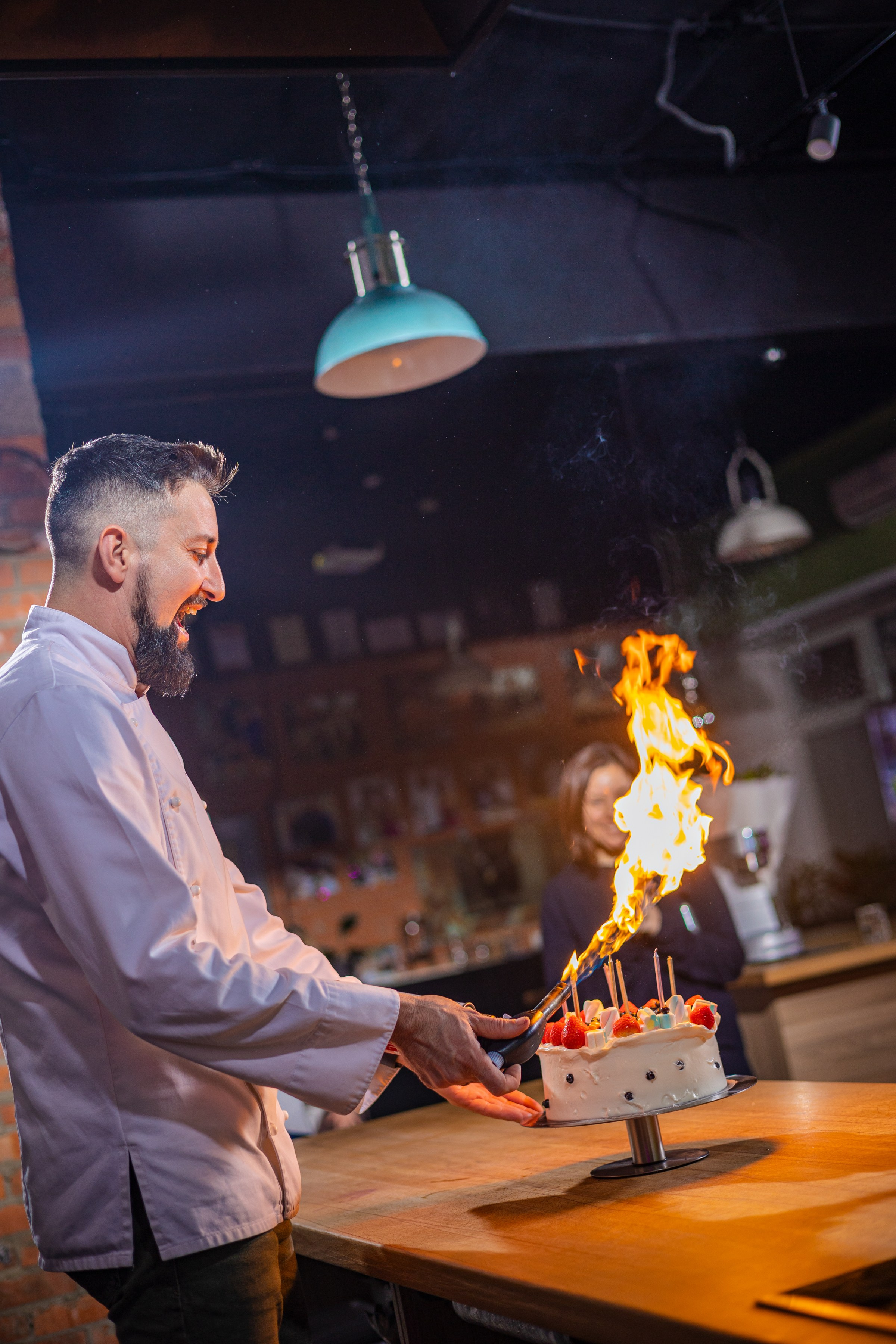 Кулинарная студия артишок шеф Дикран поджигают свечки на торте используя открытое пламя