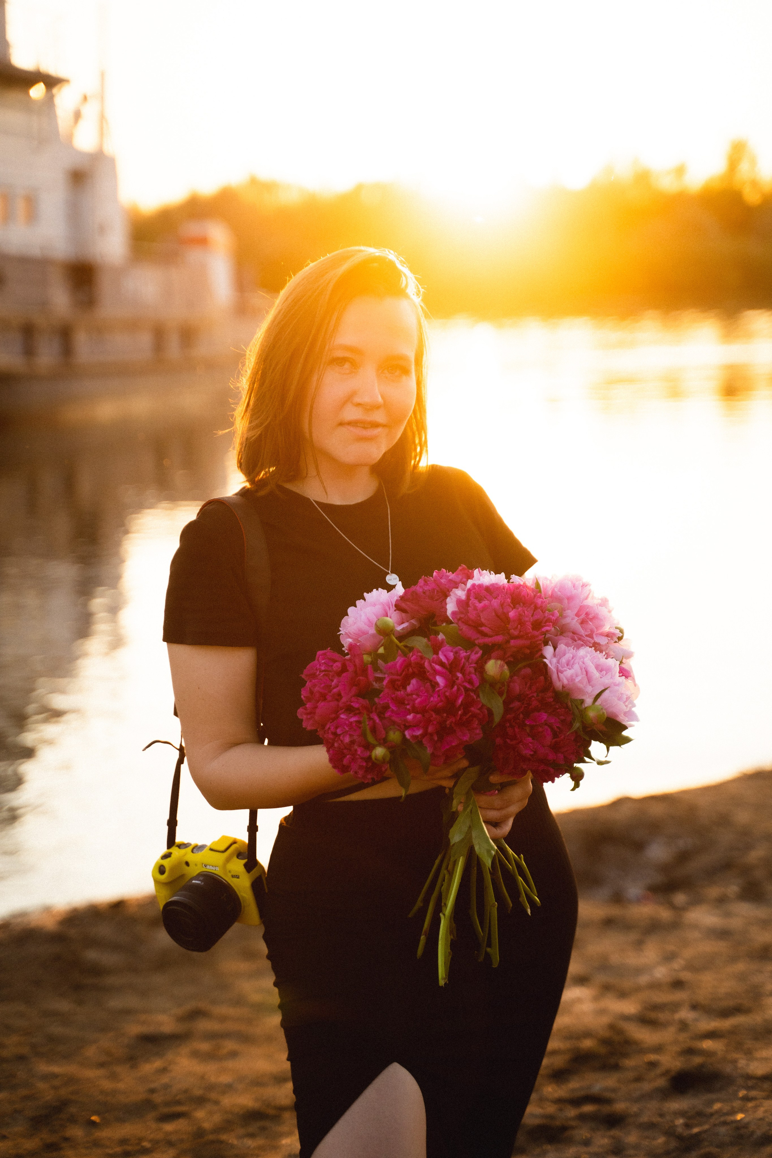 Девушки на берегу