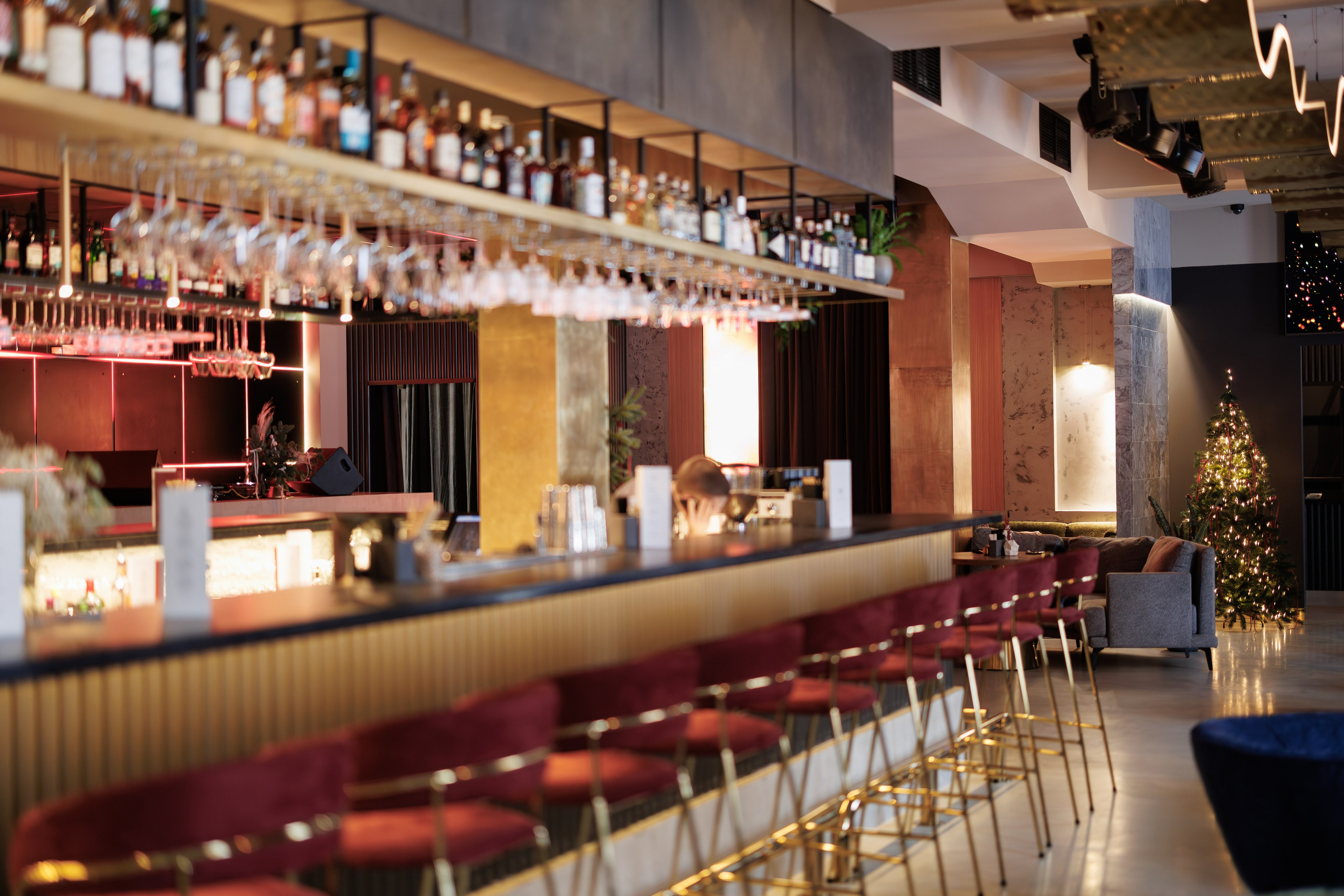 Фотограф для интерьерной съемки ресторана. Контент для бизнеса в Екатеринбурге Полдень Медиа