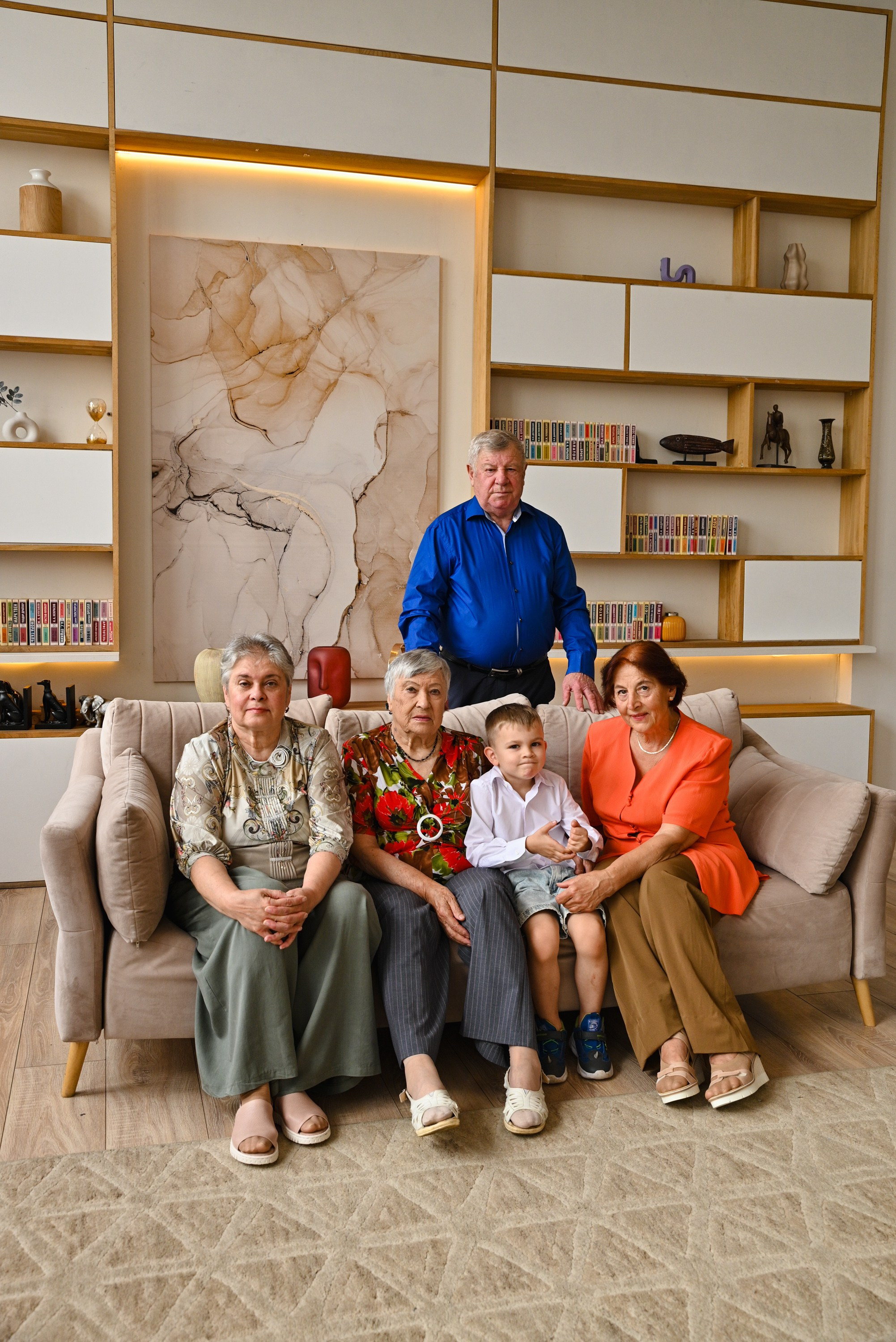 Счастливая большая семья. Компания и фотошкола по созданию контента в Москве