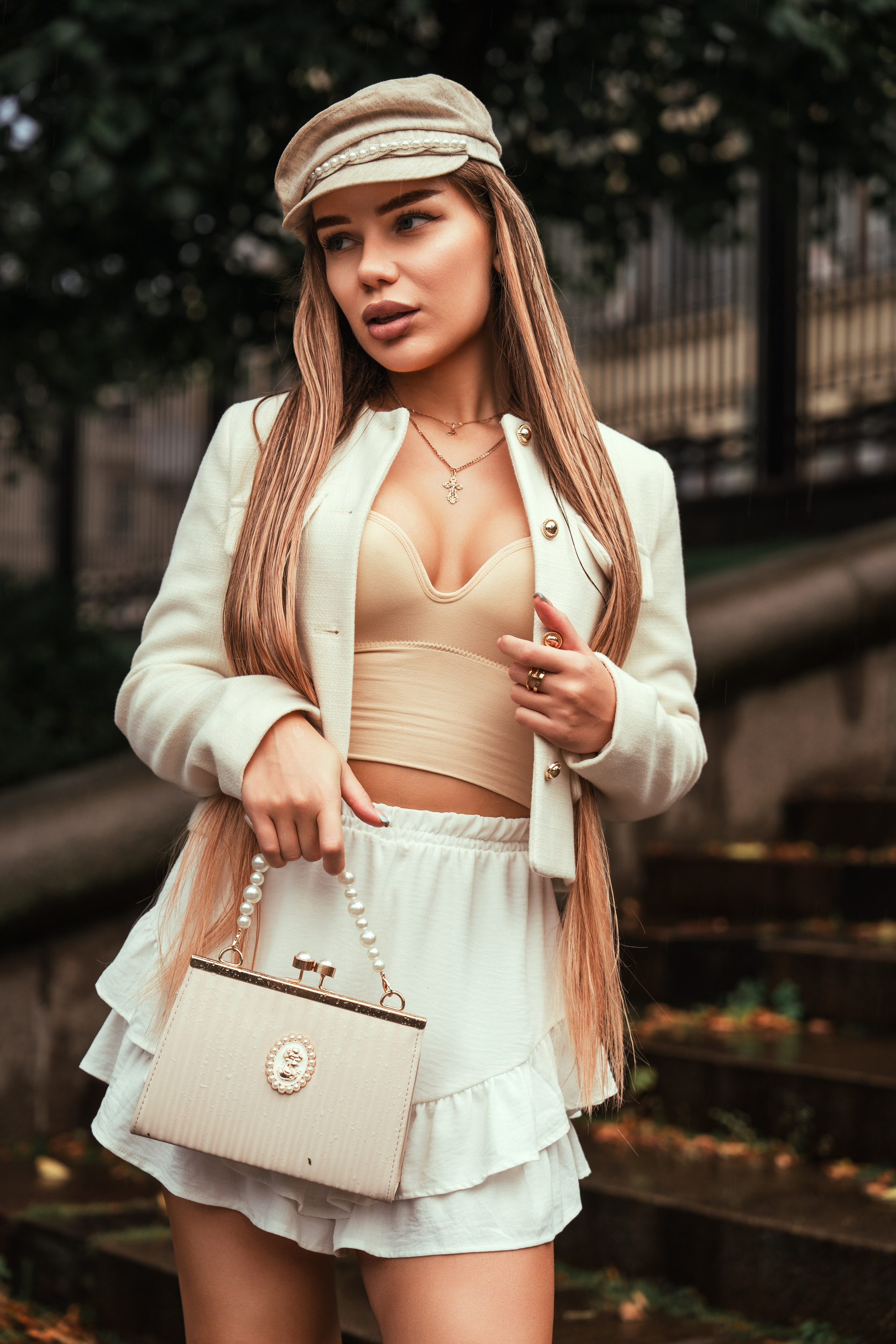 стильная фотосессия в нежном кремовом образе с юбкой, боди и пиджаком