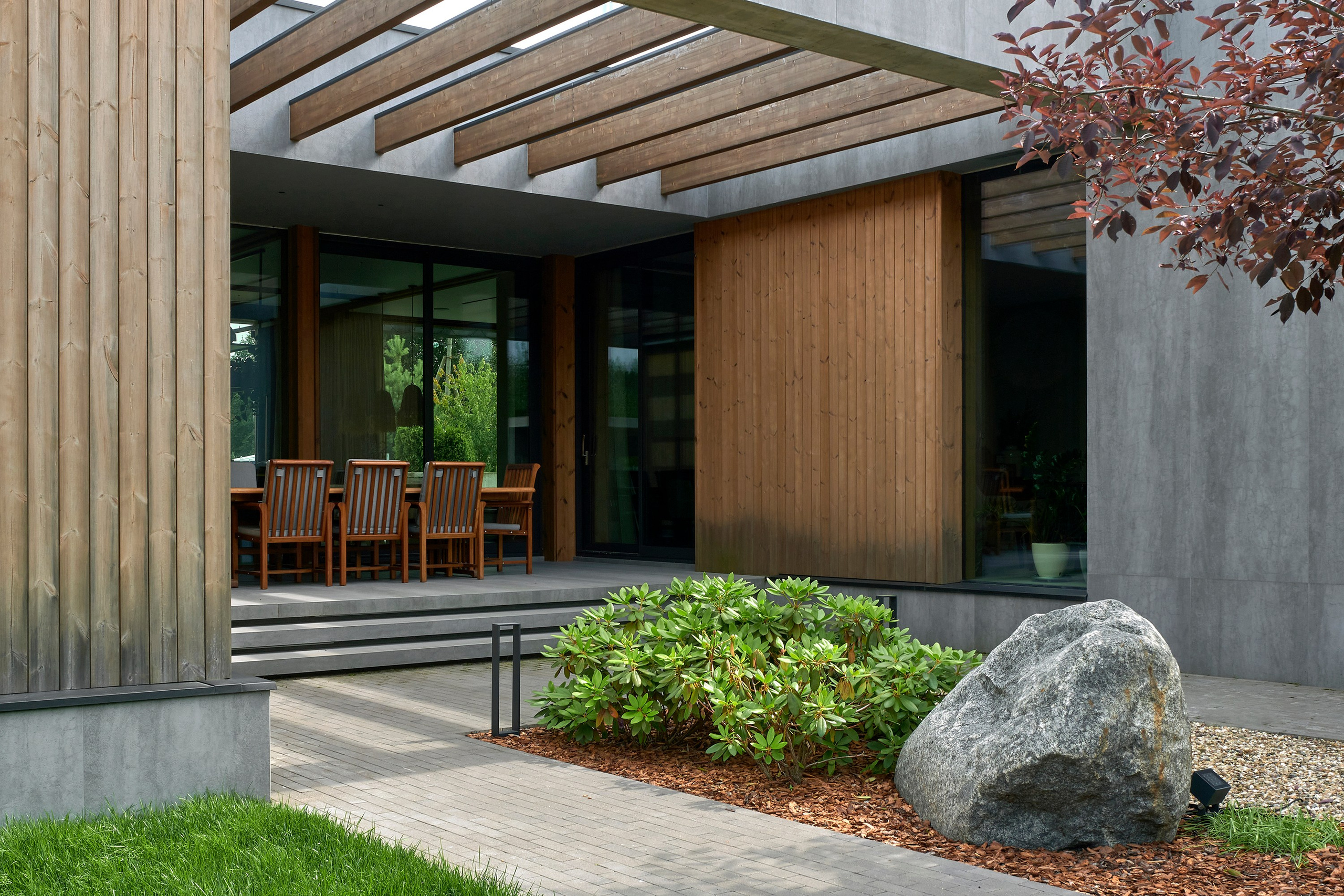 Ландшафтный и интерьерный фотограф Наталья Соловьева. Фотосъемка озеленения территории в КП Репинская Усадьба-4 для ландшафтной студии Аквилегия | interioto