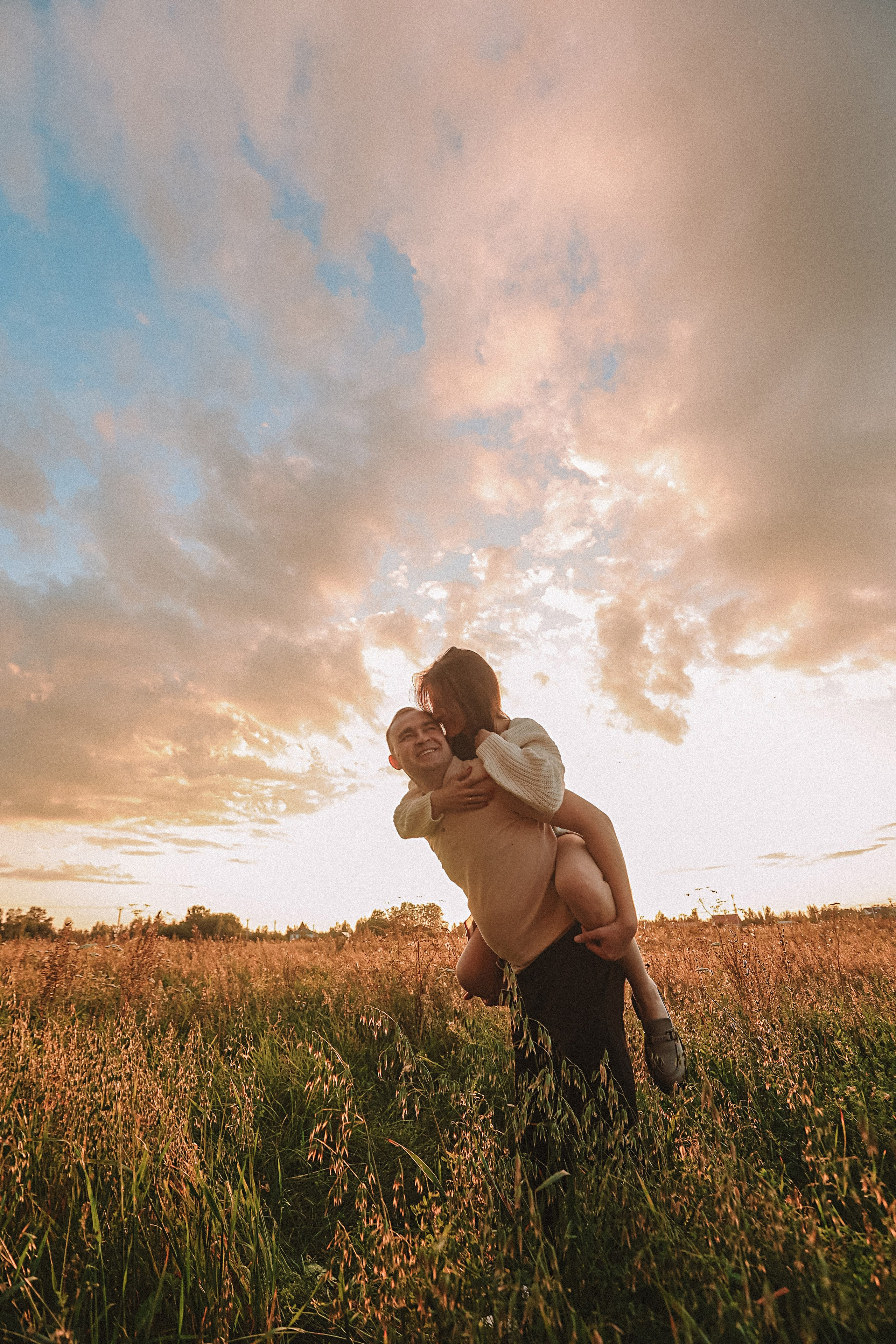 Поле love story на закате. Семейный фотограф Тюмень, фотограф на роды Салмина Мария