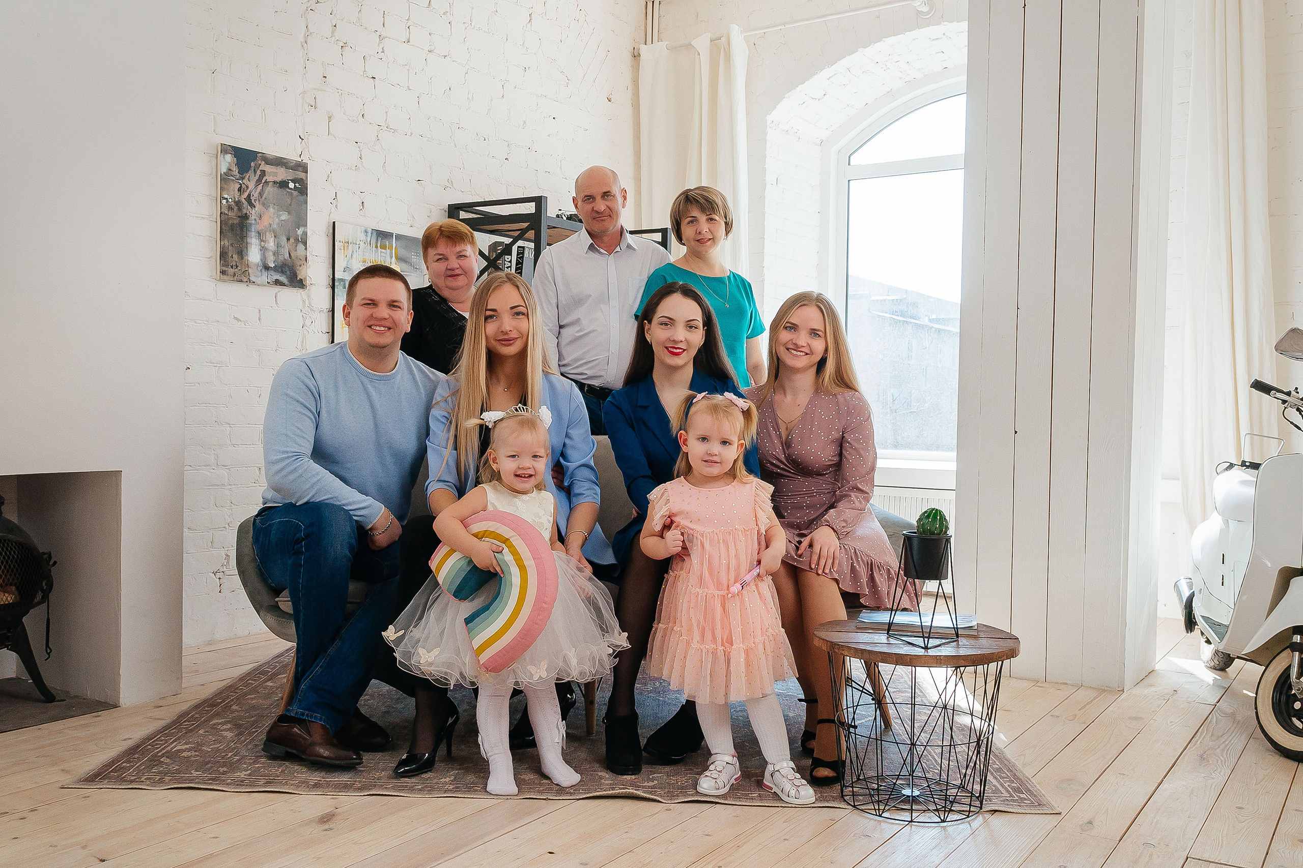 Фото большой семьи с детьми, бабушками, дедушками и родителями в фотостудии Амальгама в Саратове