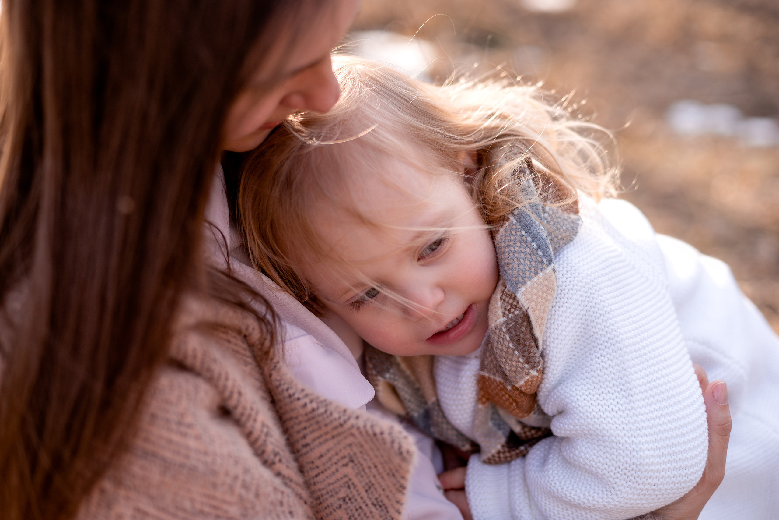 Маленькая дочка прижимается к груди матери.