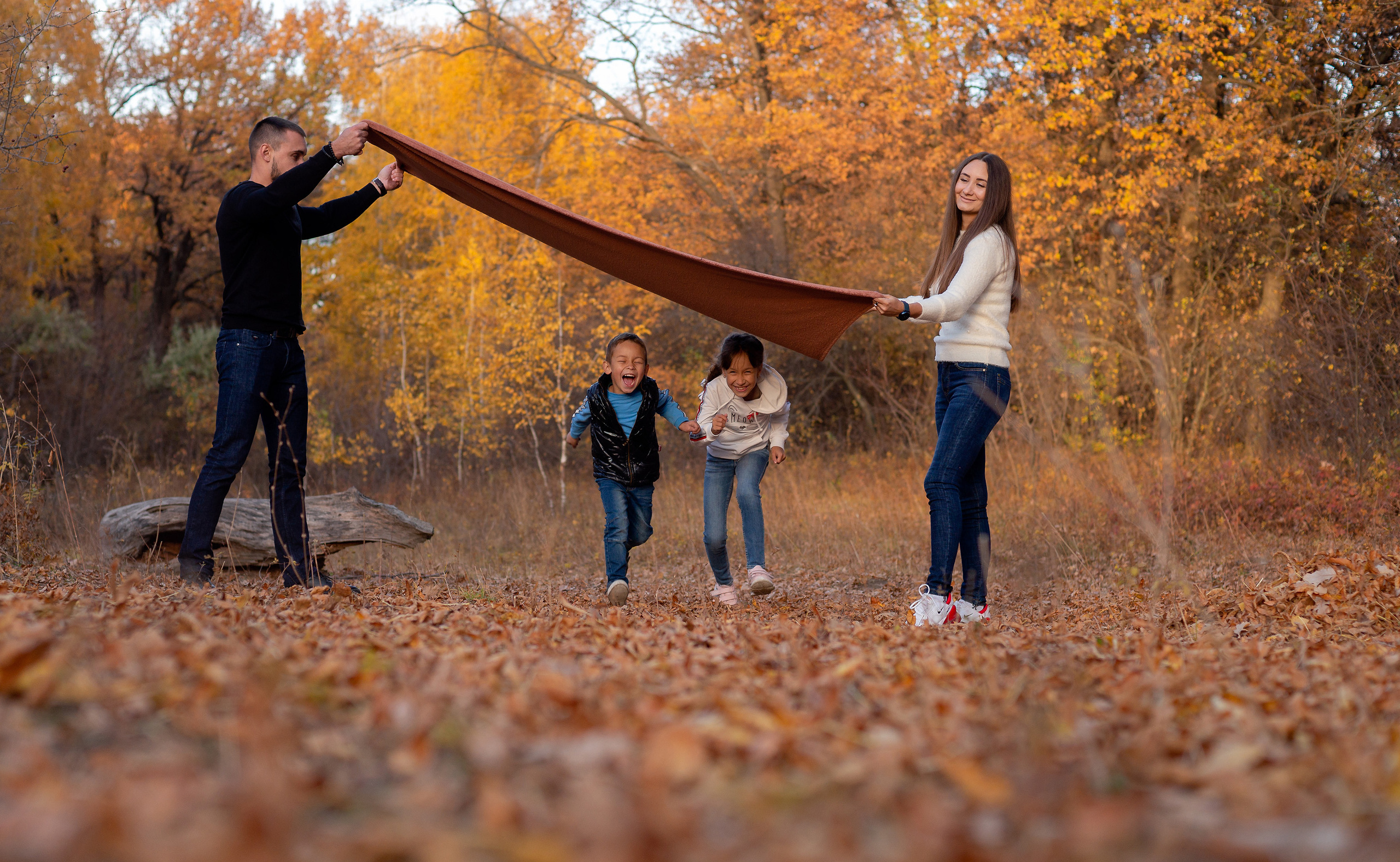 Счастливая семья в осенней фотосессии в Саратове.