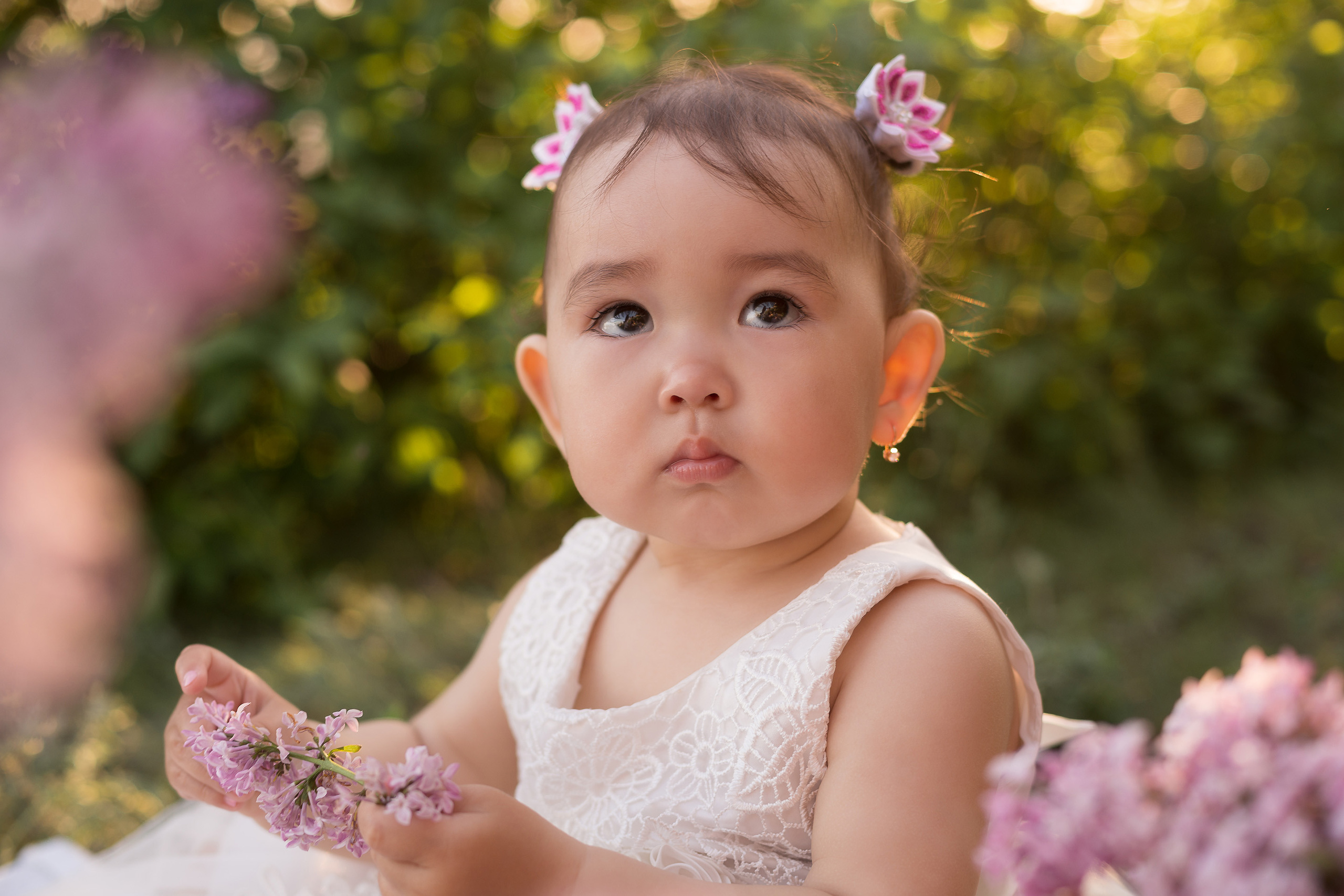 Фотосессия ребенка в Саратове в цветущей сирени.