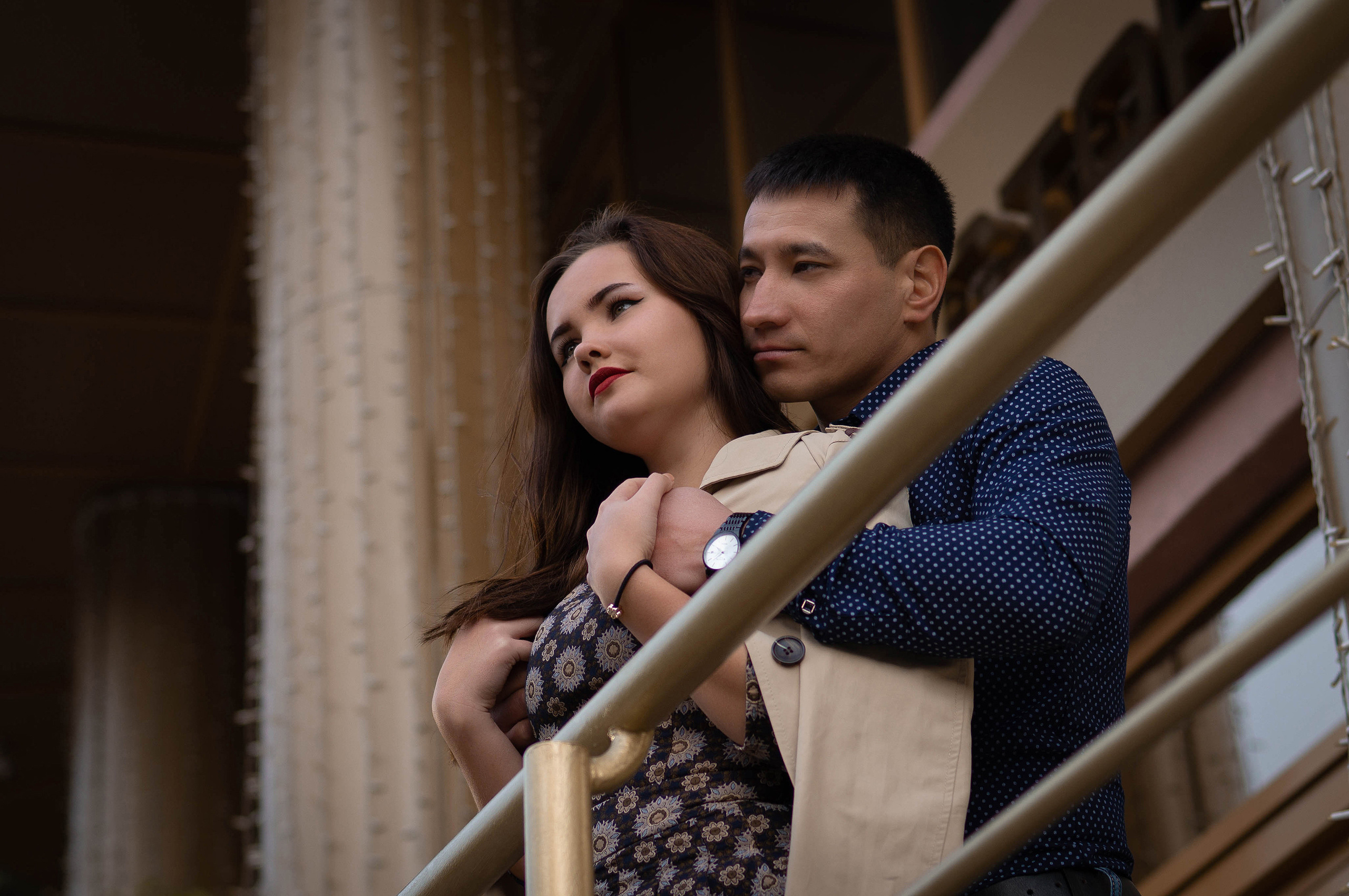 Фотография снизу вверх парня обнимающего сзади девушку около входа в гостиницу Жемчужина.