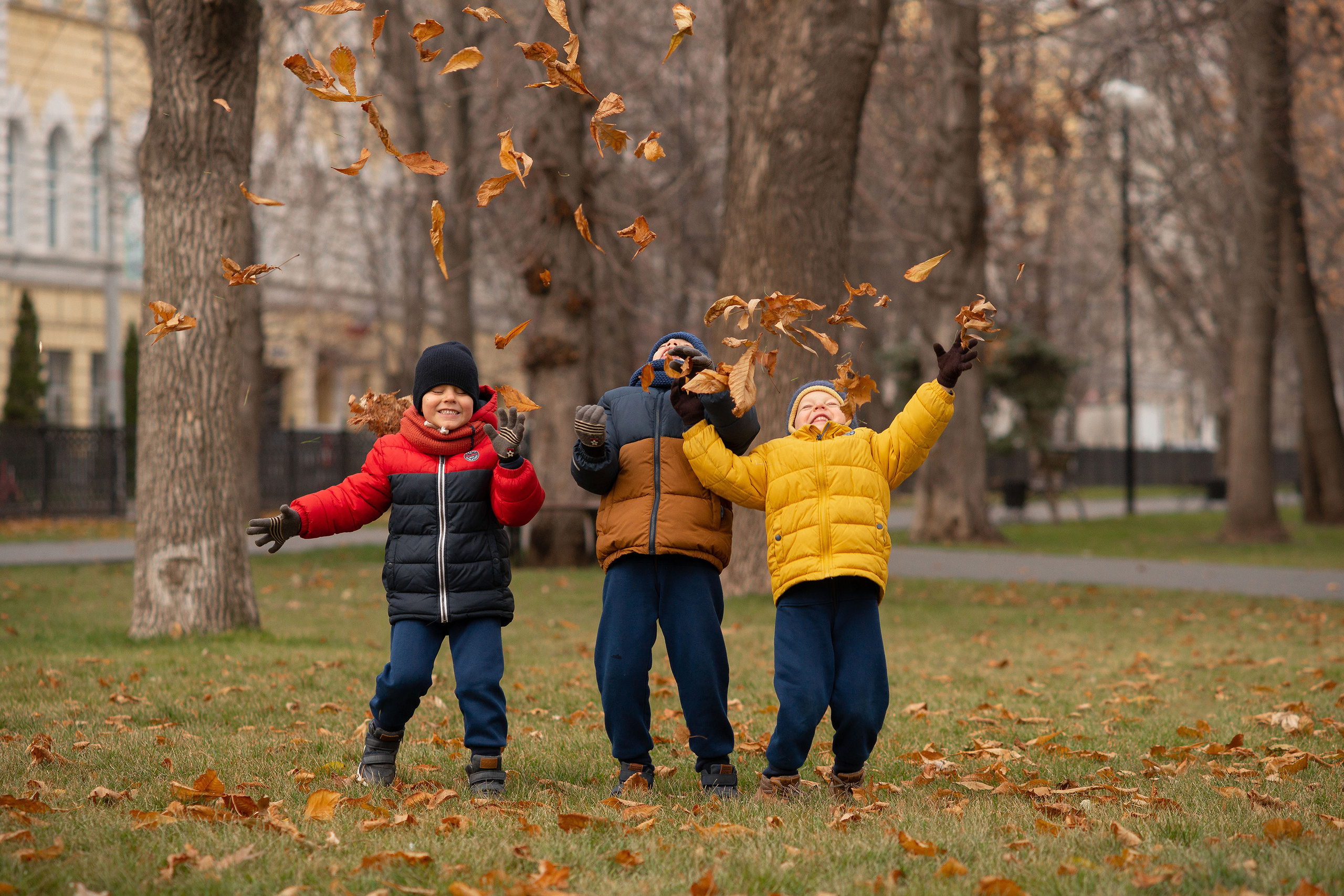 Фотограф в Саратове за час провел очень красивую фотосессию трех братьев в осеннем парке.