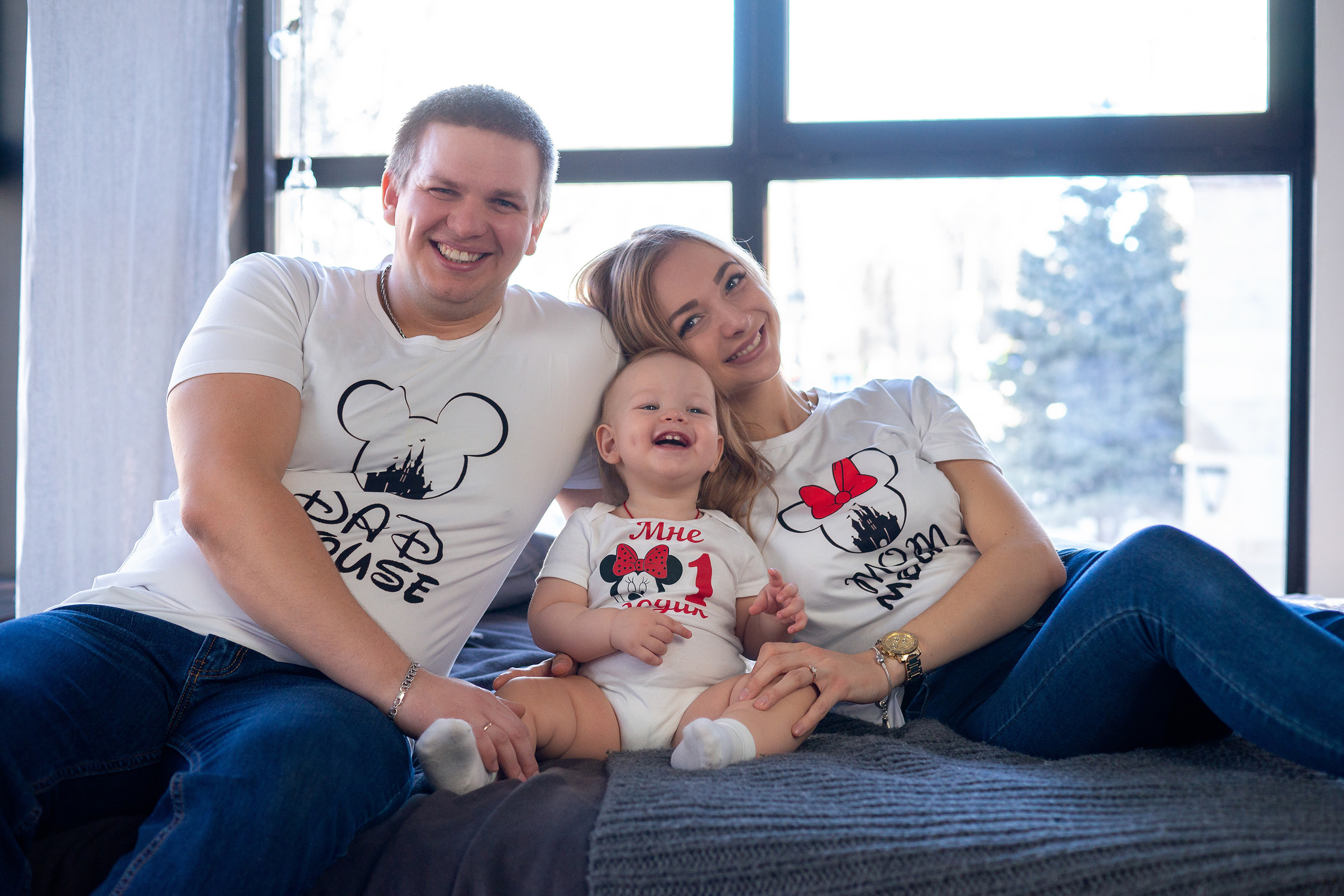 Счастливая семья в тематических футболках в фотостудии Свет в Саратове.