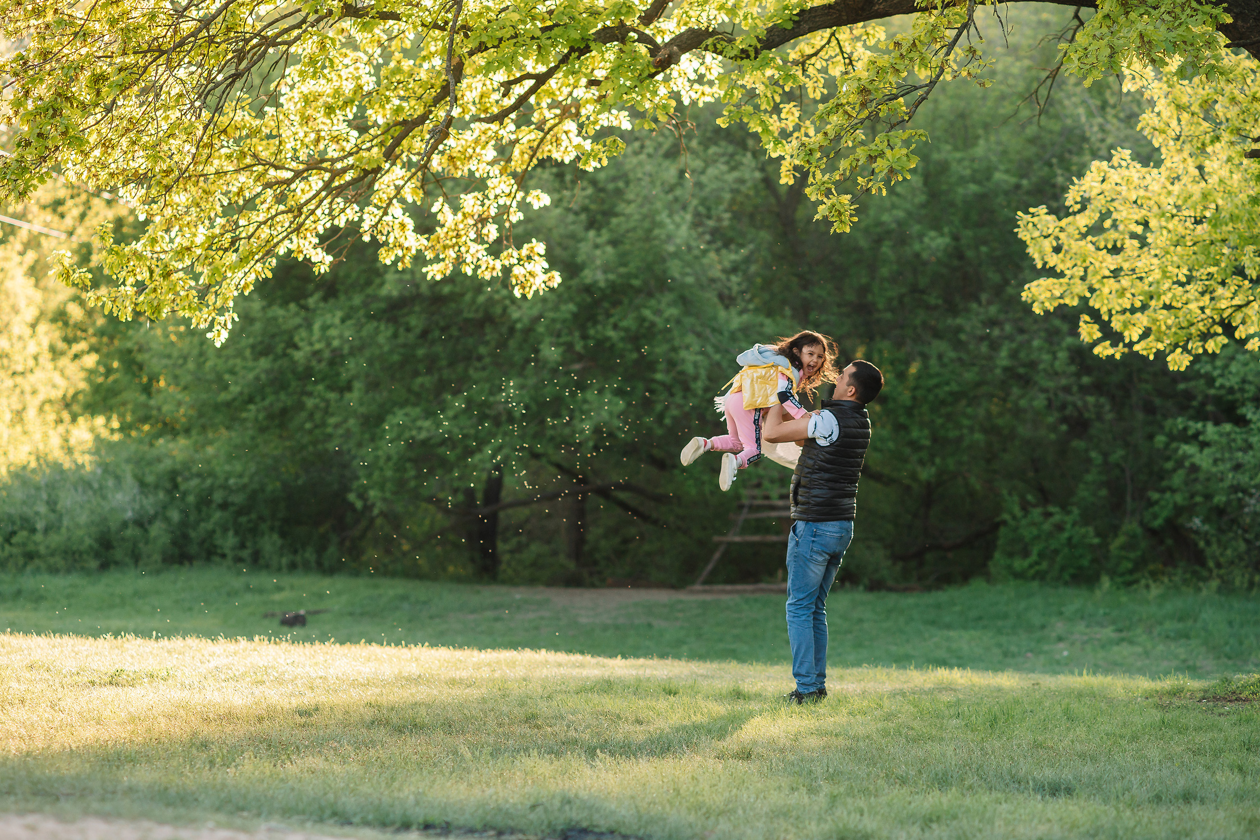 В Энгельсе места для фотосессии можно найти в самых разных районах, так на данной фотографии отец подкидывает маленькую дочку в платье принцессы в парке рядом с Саратовским мостом.