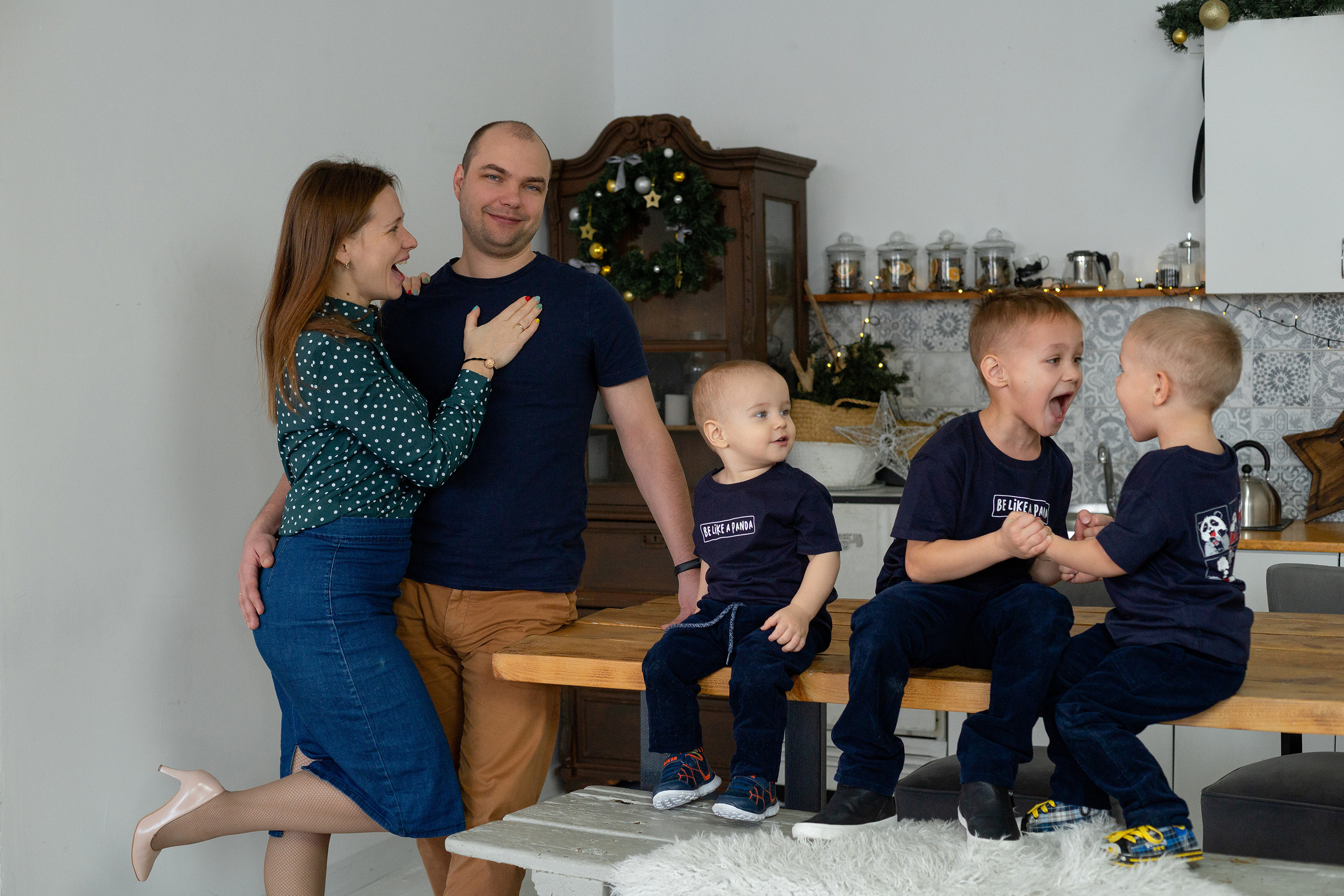 На фотографии семейная фотосессия в Саратове в фотостудии Побелка.