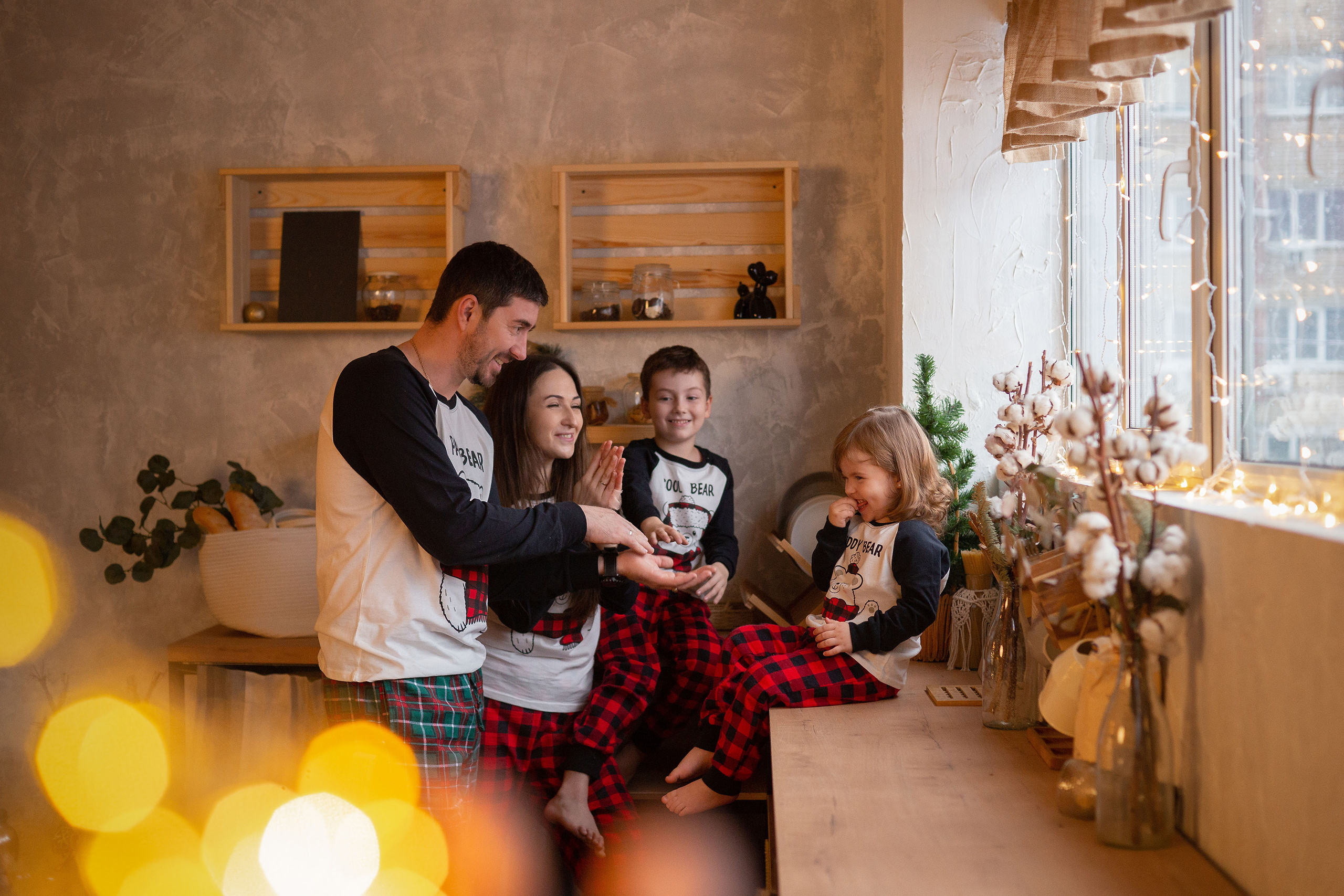 Счастливые родители с детьми в новогодней фотосессии в Саратове .