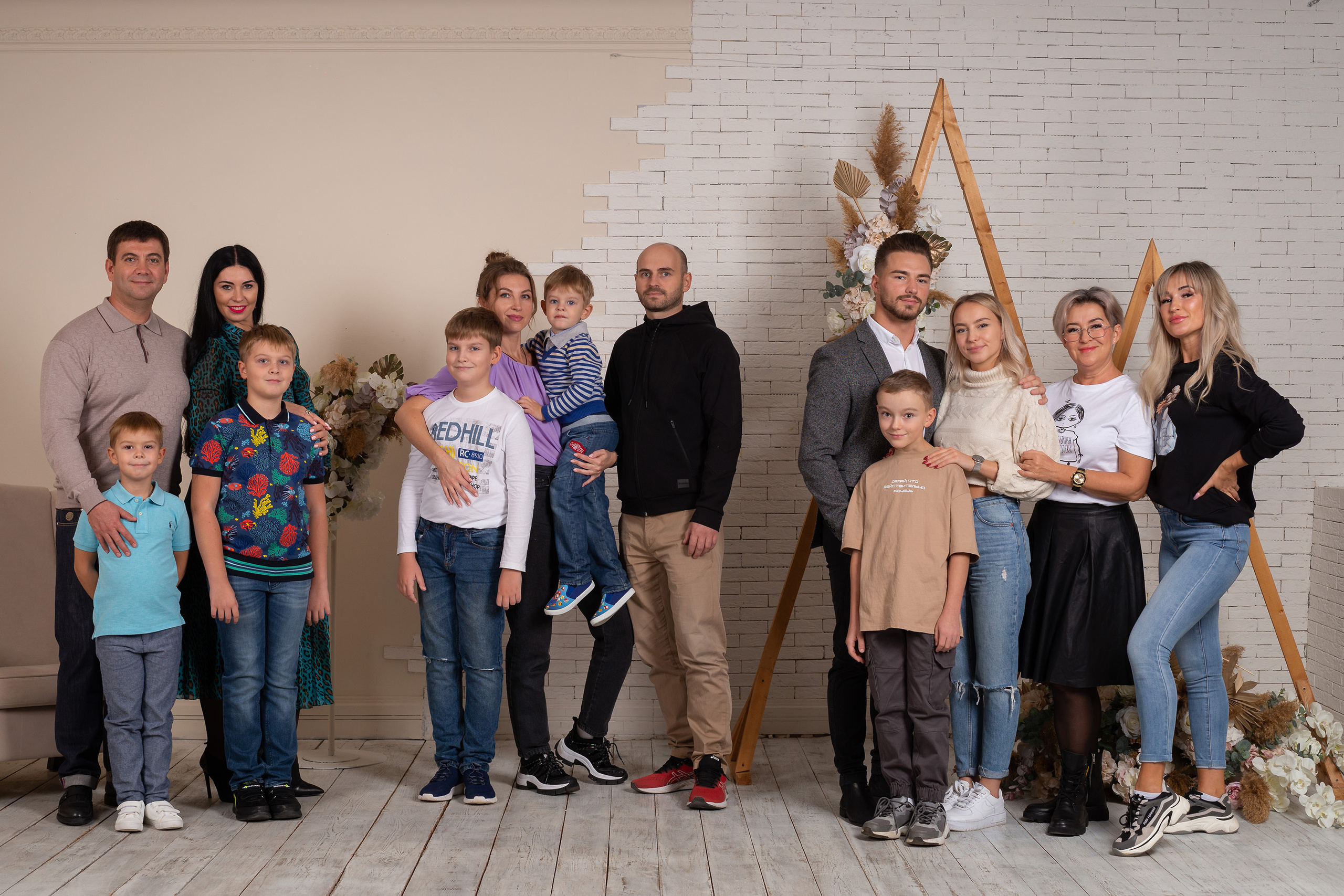 На фото большая семья в одной из студий для фотосессии в Саратове.