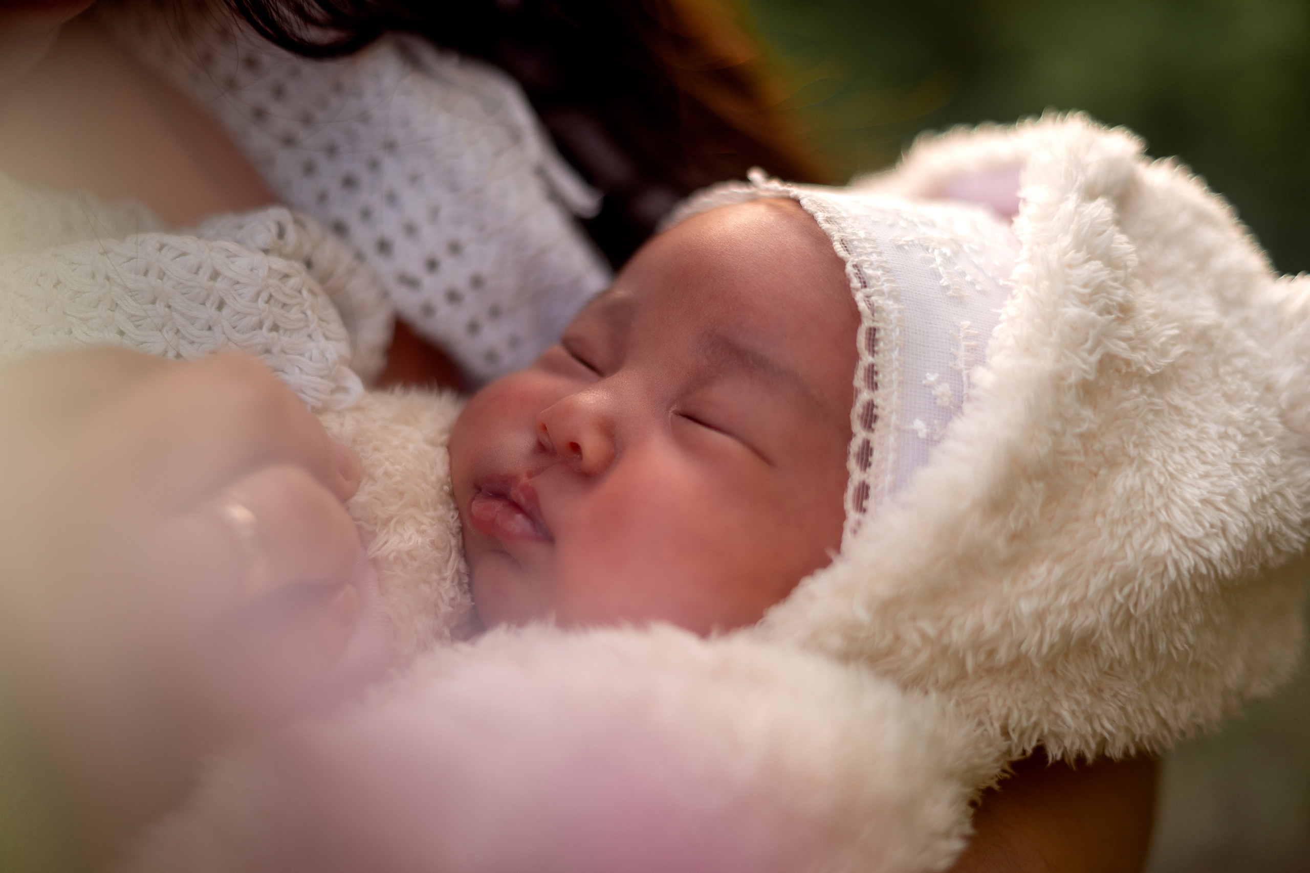 Крупный портрет малыша на руках матери.