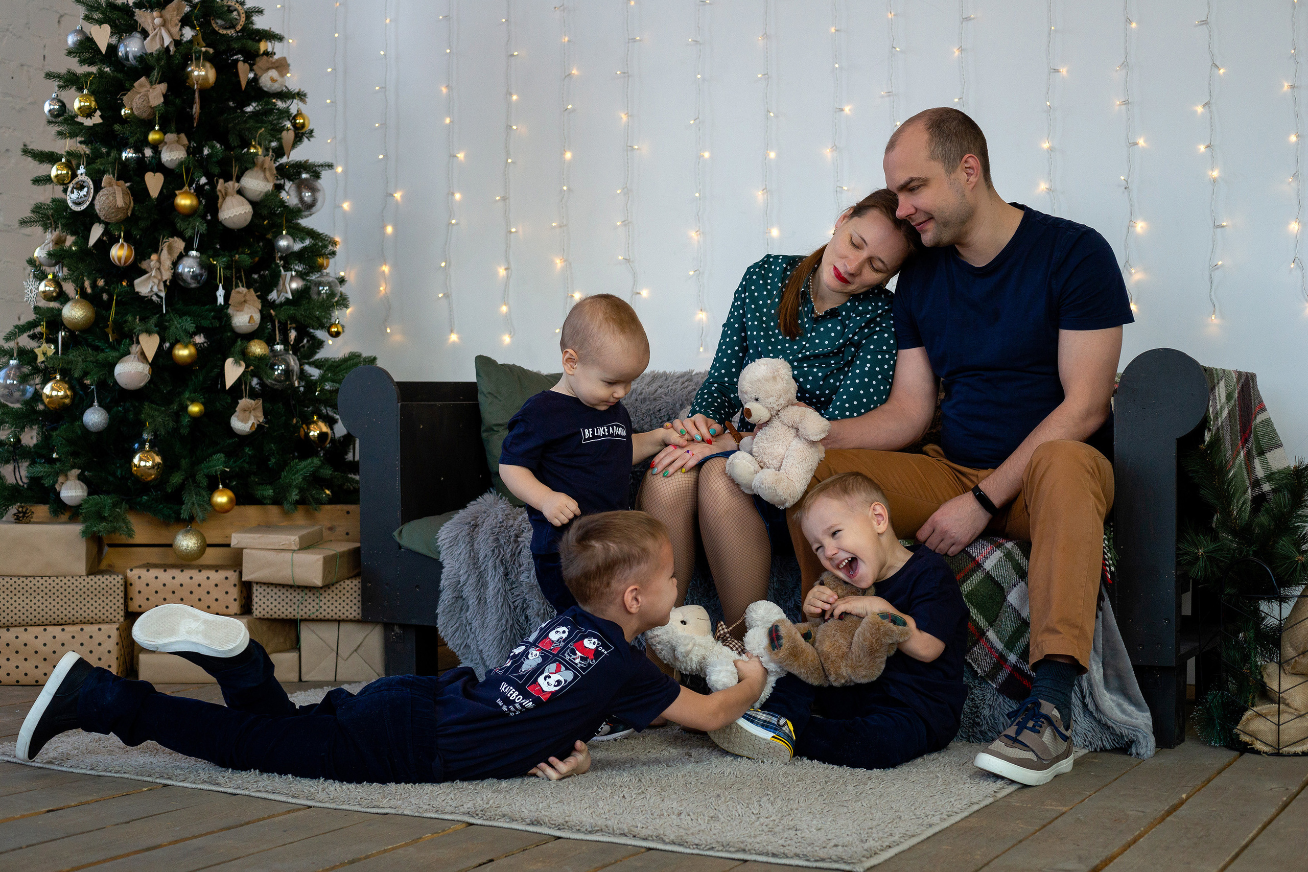 Счастливая большая семья в новогодних декорациях.